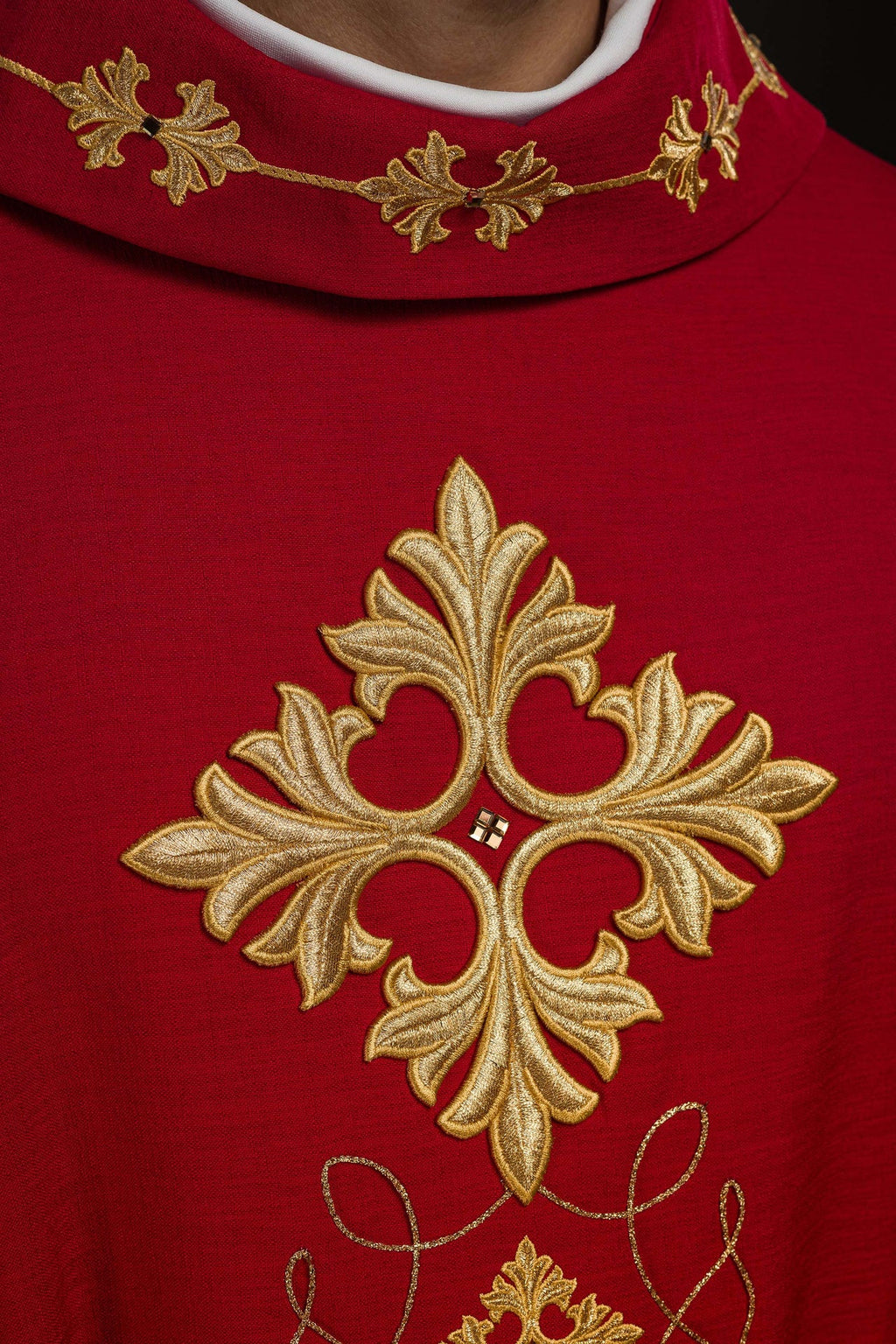 Czerwony ornat bogato haftowany sznurkiem z kamieniami - ORNATY.PL