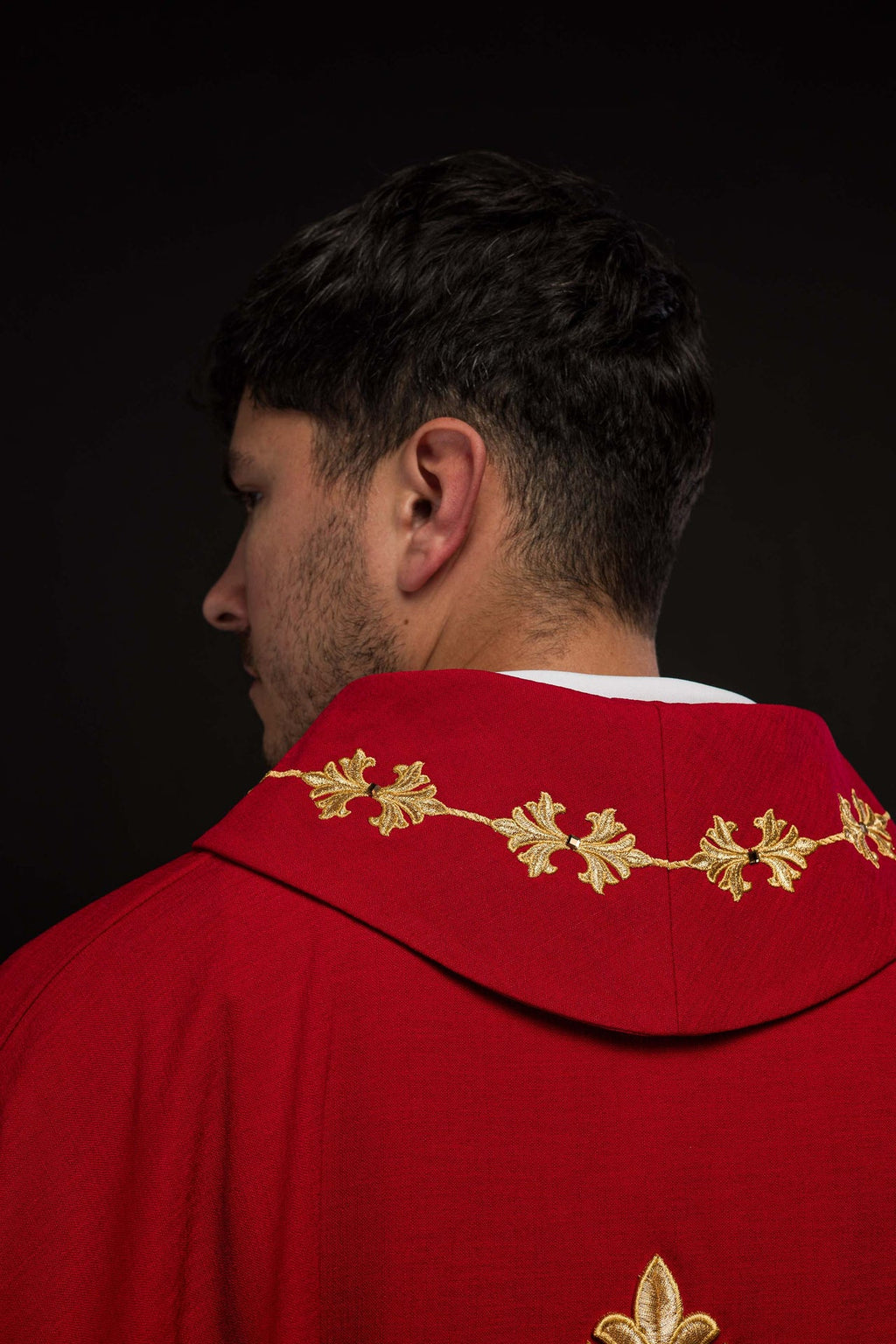 Czerwony ornat bogato haftowany sznurkiem z kamieniami - ORNATY.PL