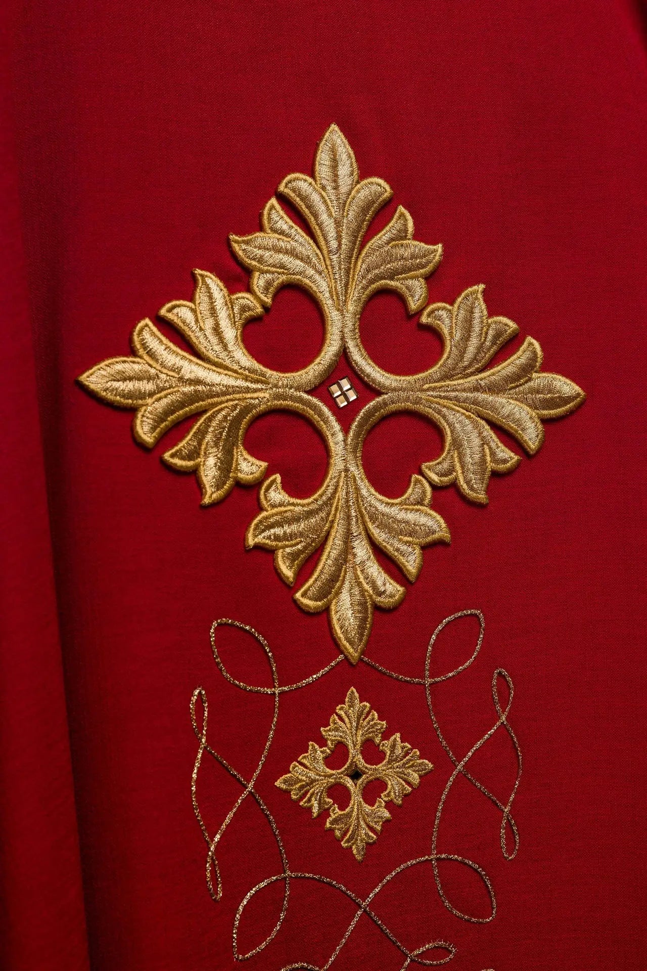 Chasuble rouge richement brodée avec corde et pierres