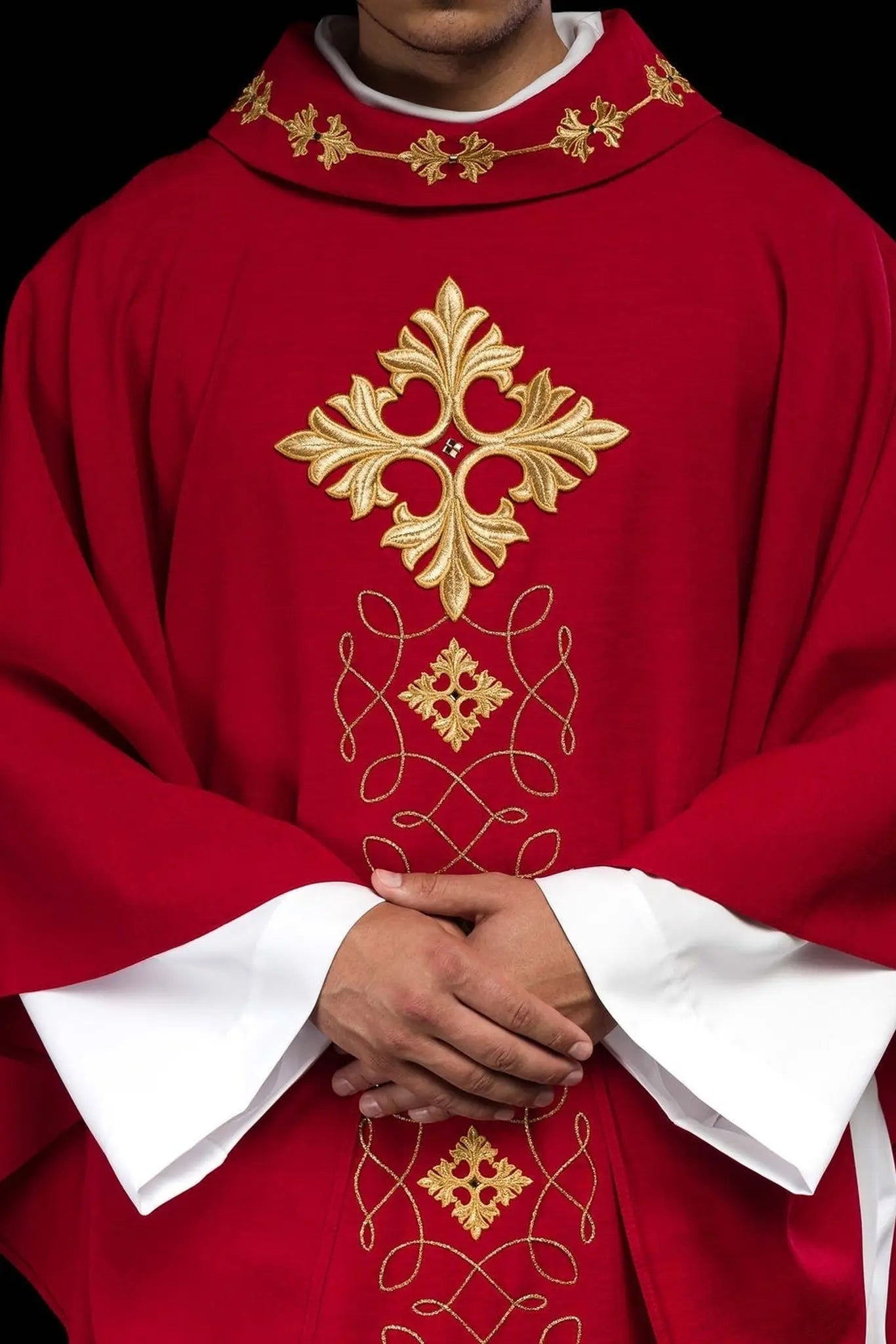 Chasuble rouge richement brodée avec corde et pierres