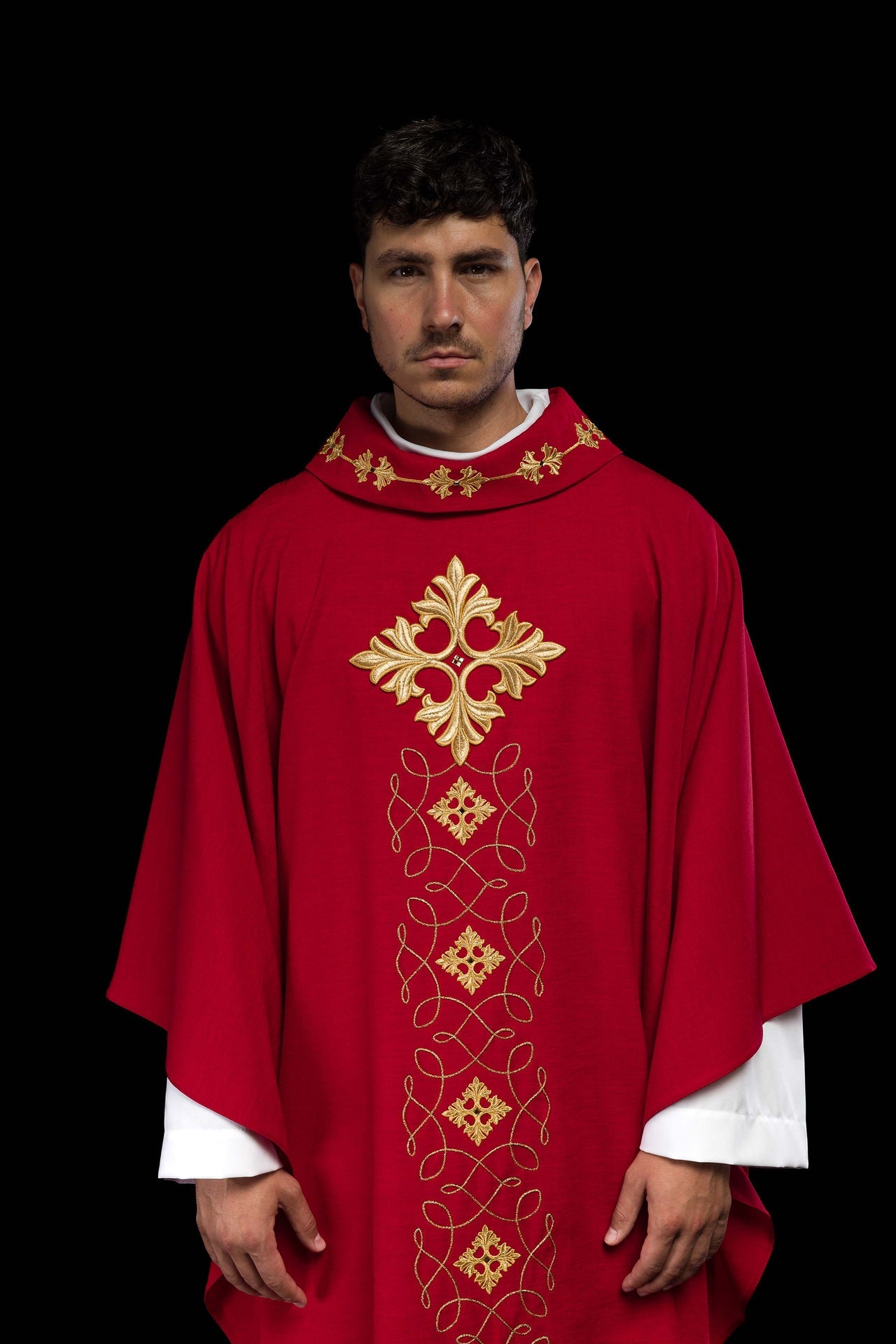 Czerwony ornat bogato haftowany sznurkiem z kamieniami - ORNATY.PL