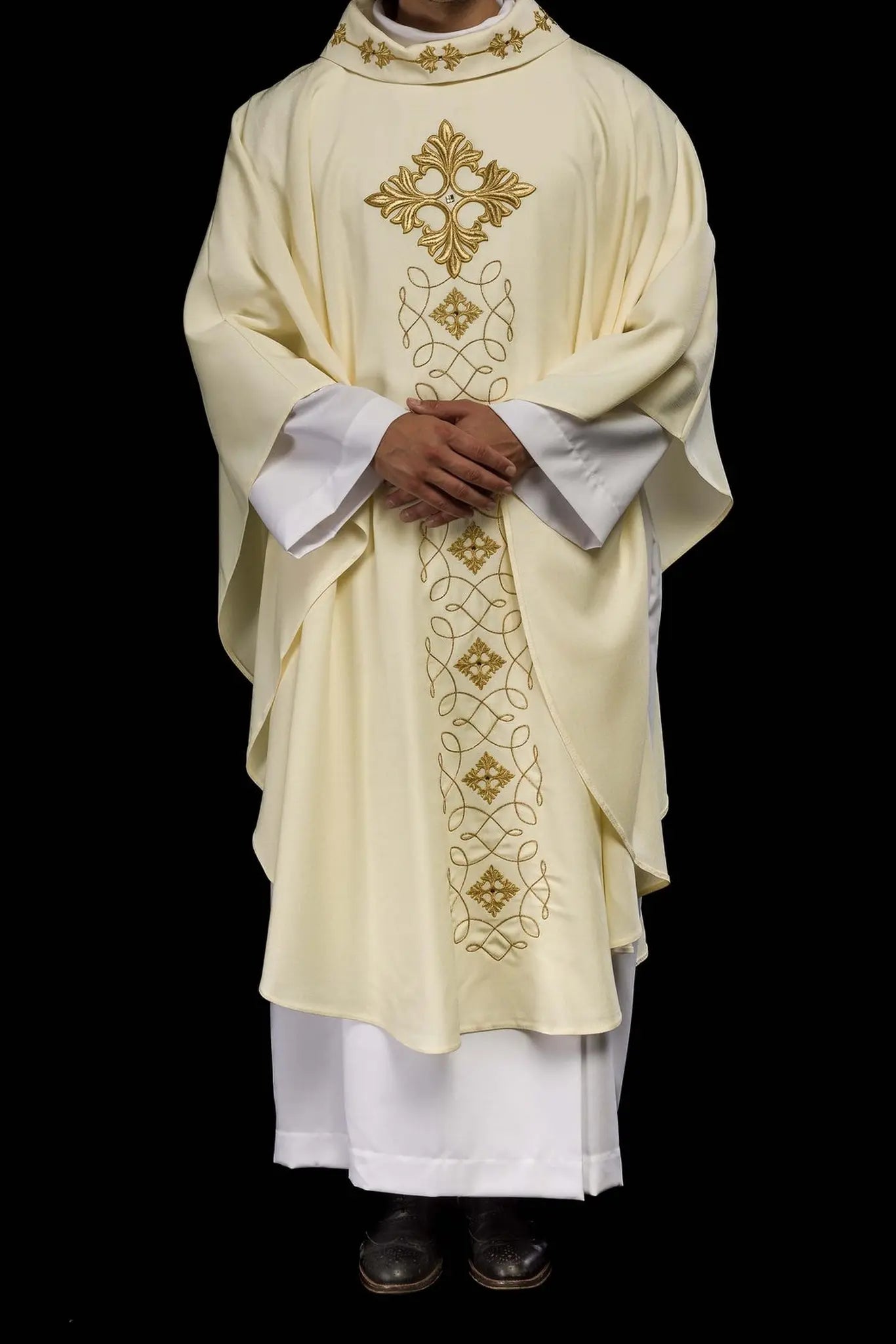 Chasuble richement brodée avec cordon décoré de pierres