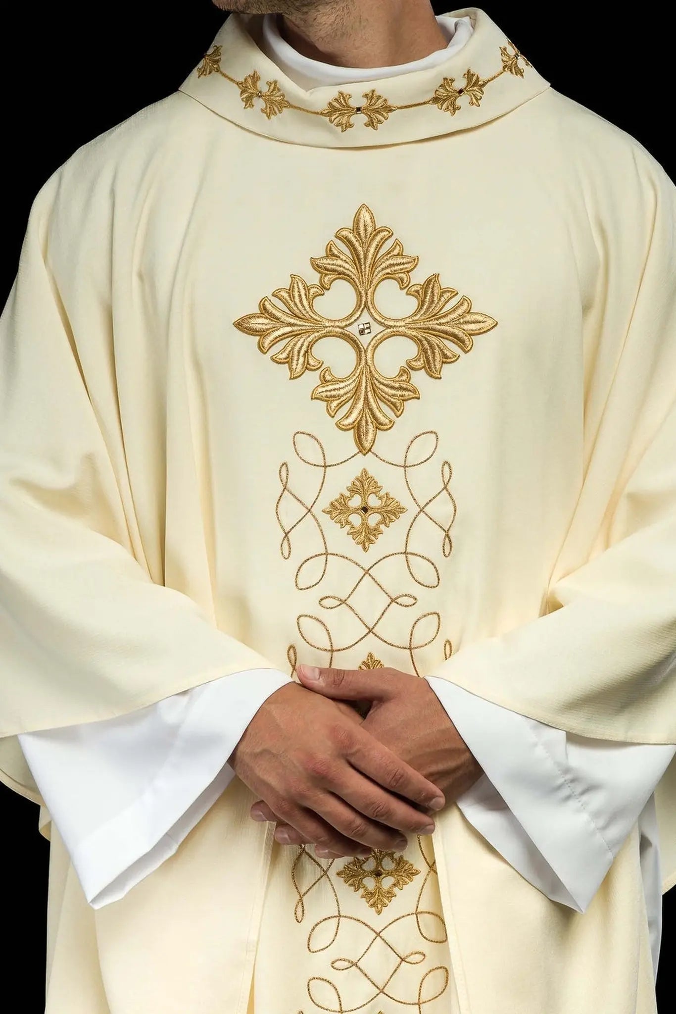 Chasuble richement brodée avec cordon décoré de pierres