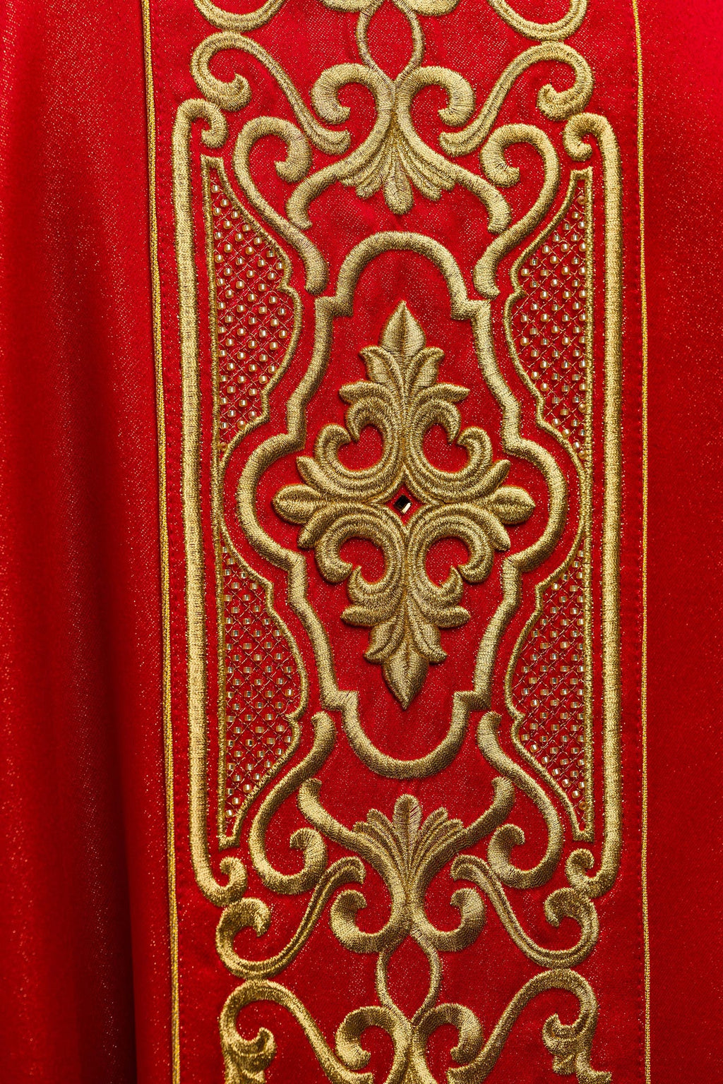 Chasuble rouge richement brodée lustre