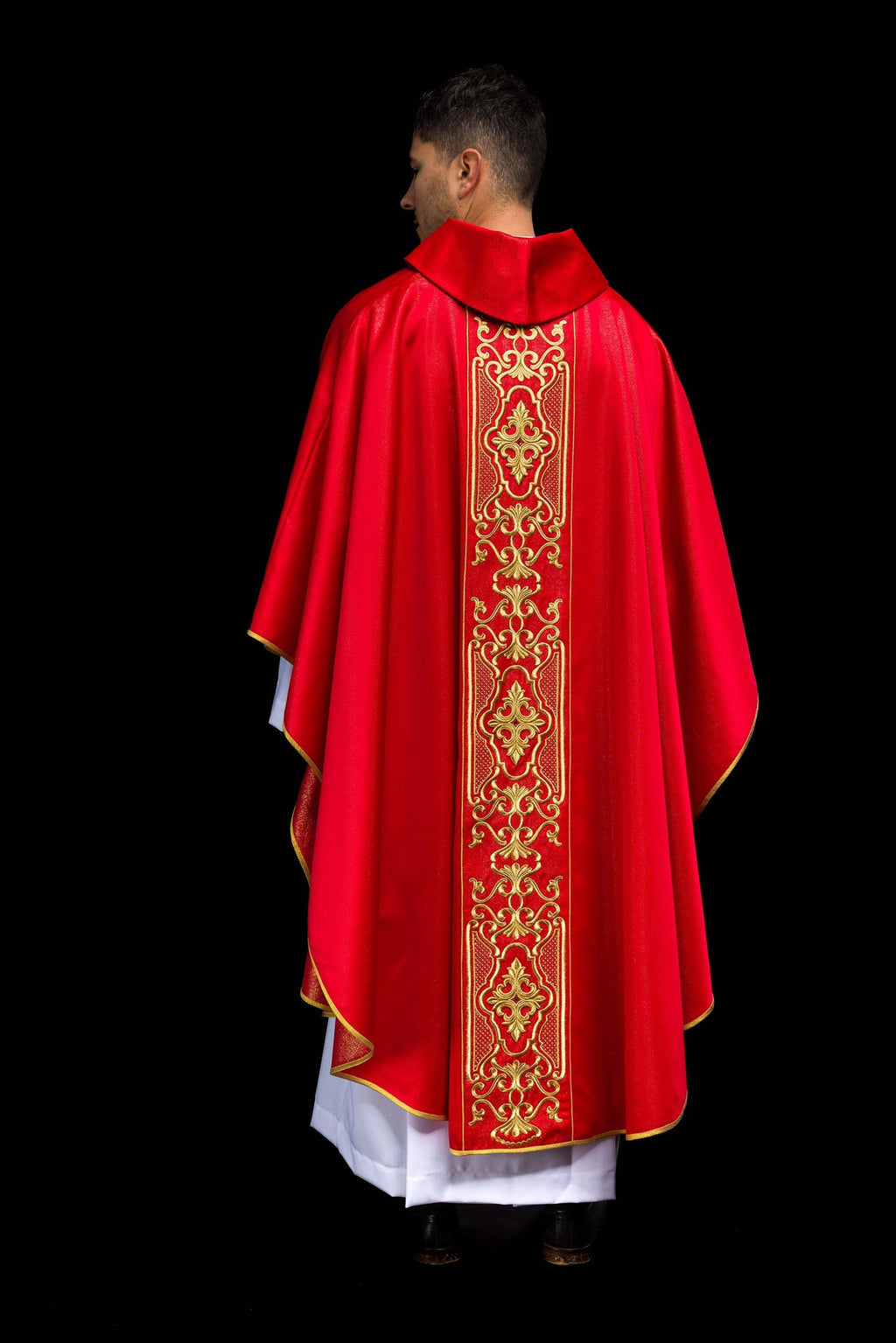 Chasuble rouge richement brodée lustre