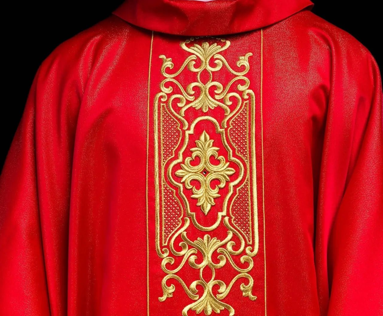 Chasuble rouge richement brodée lustre