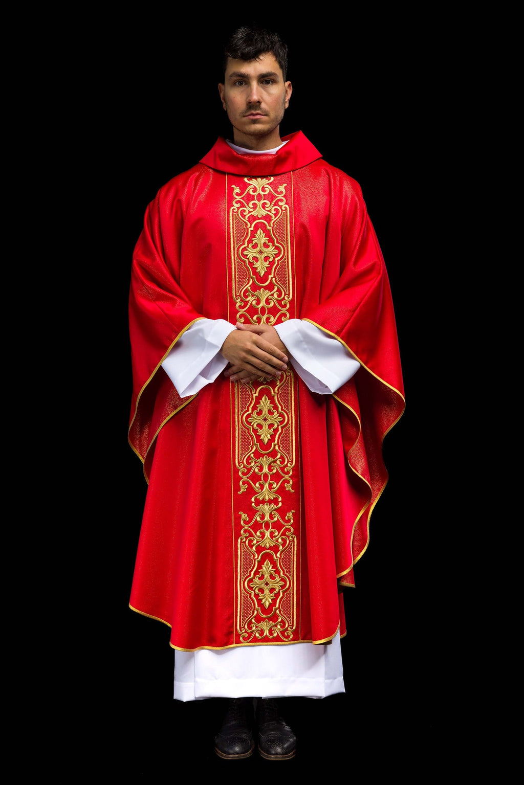 Chasuble rouge richement brodée lustre