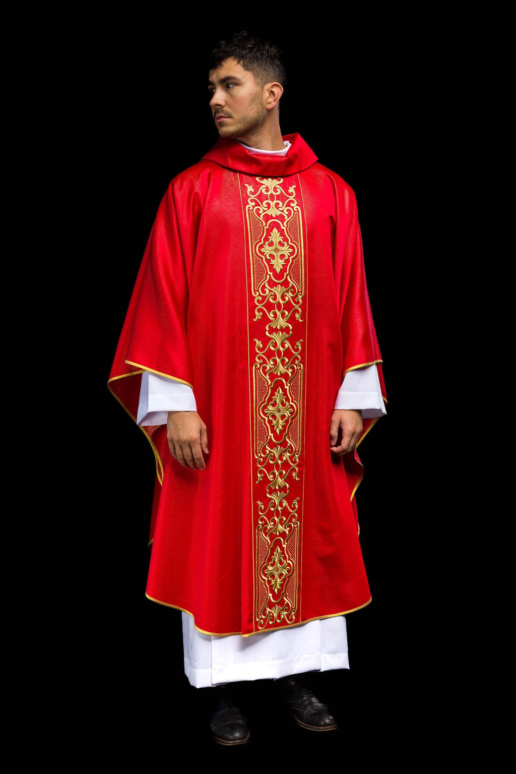 Chasuble rouge richement brodée lustre