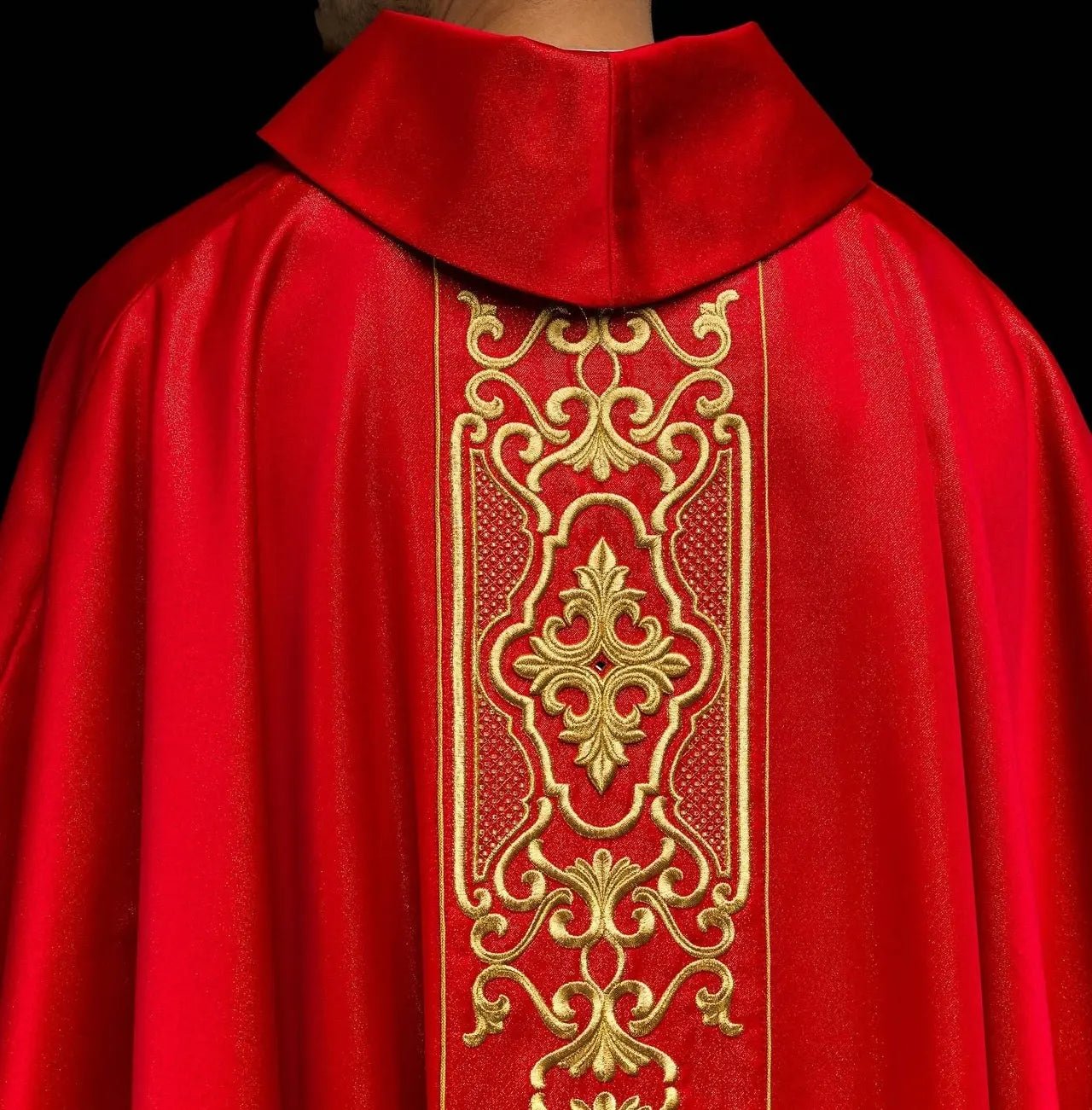Chasuble rouge richement brodée lustre