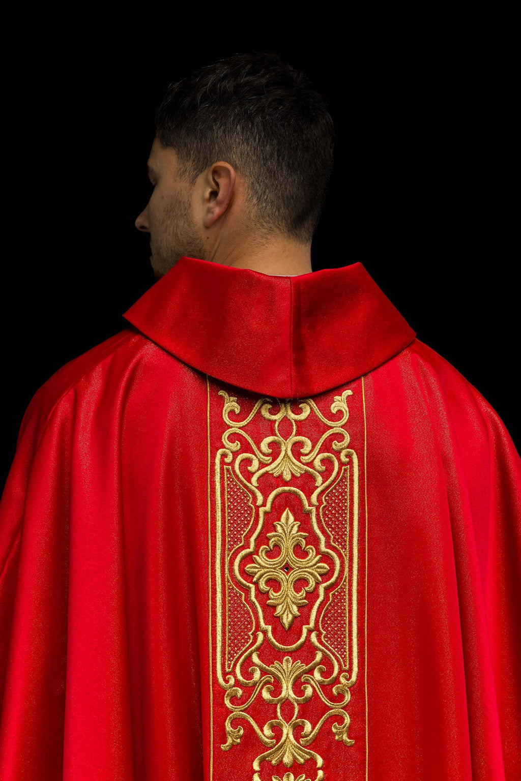 Chasuble rouge richement brodée lustre
