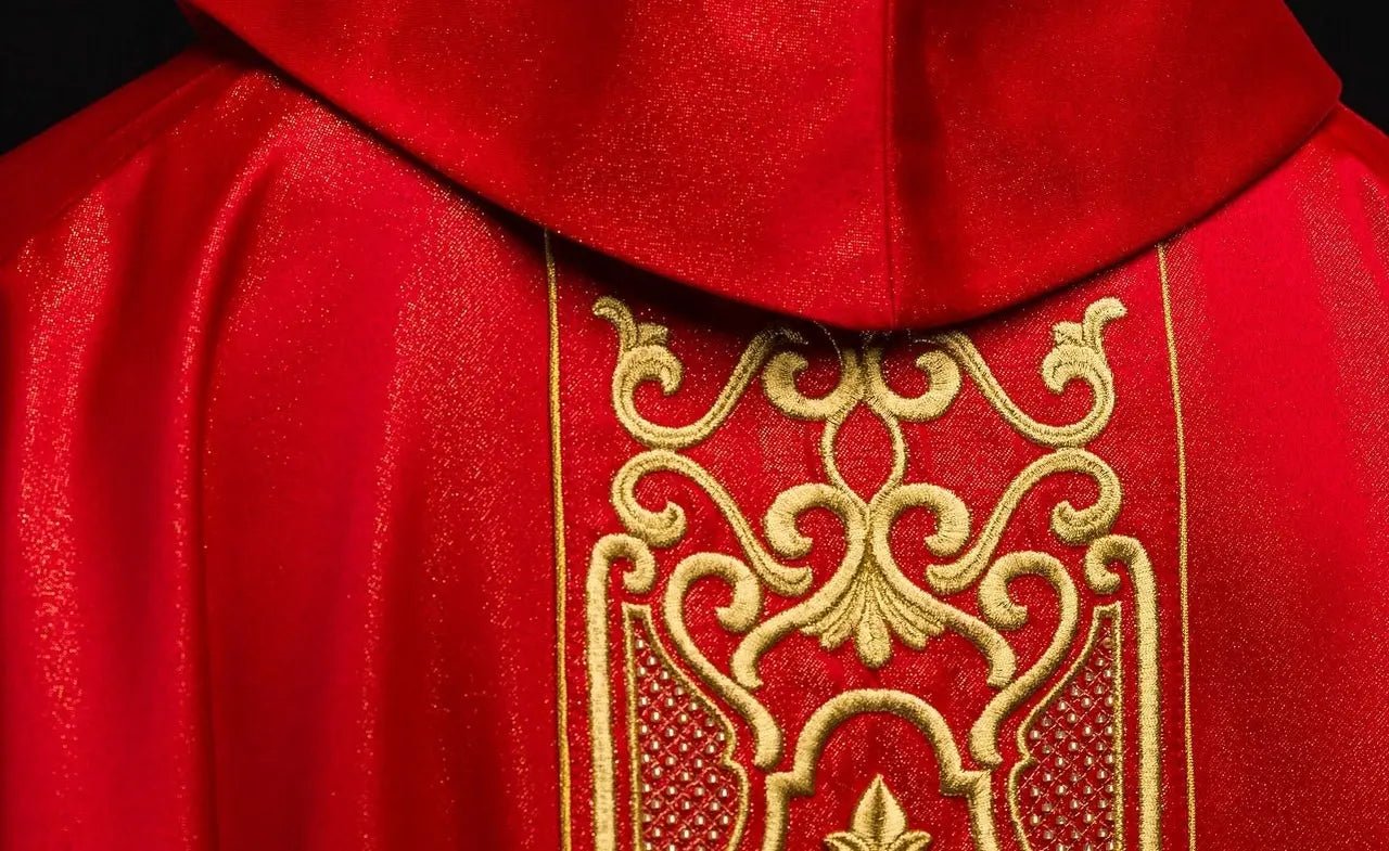 Chasuble rouge richement brodée lustre