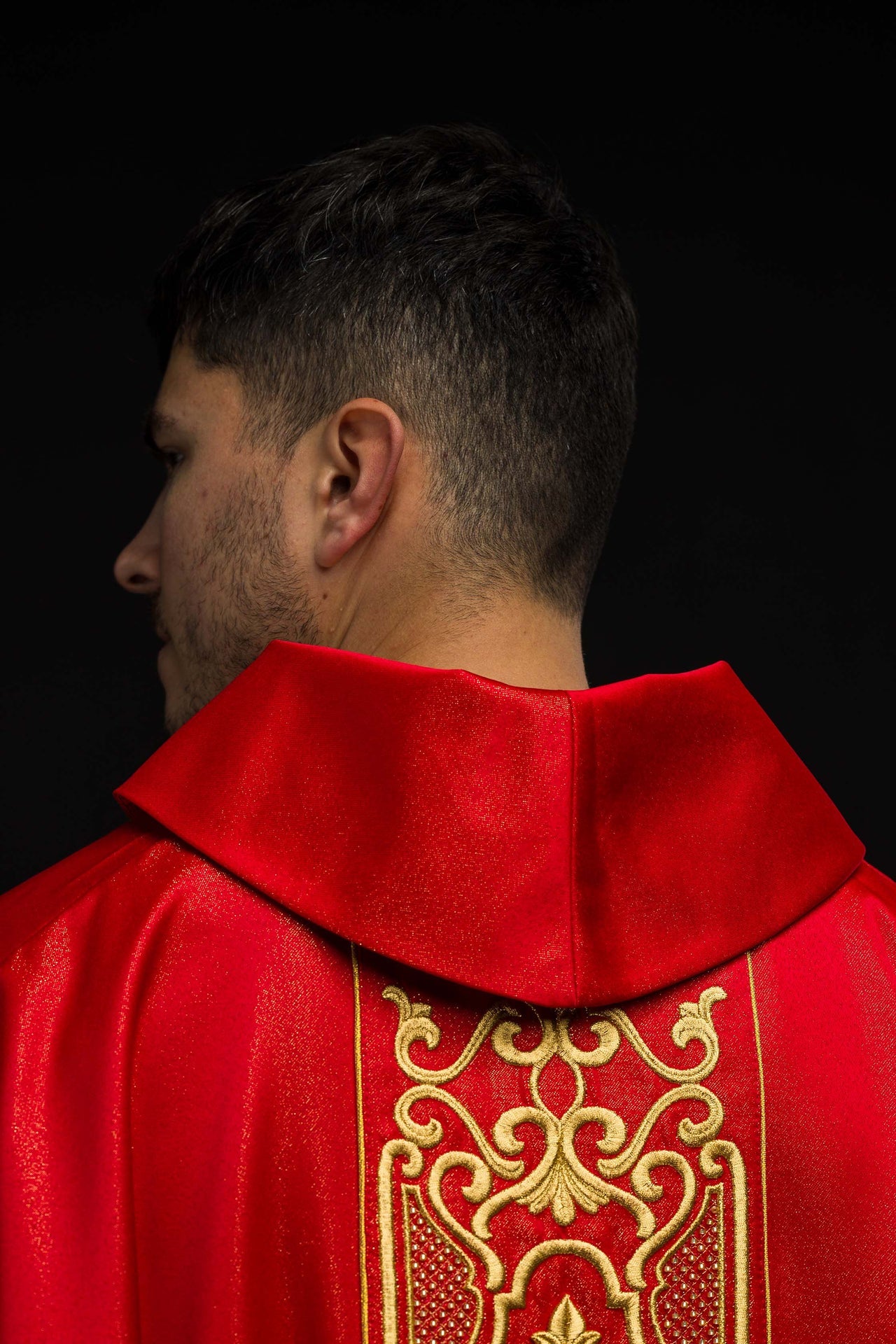 Chasuble rouge richement brodée lustre
