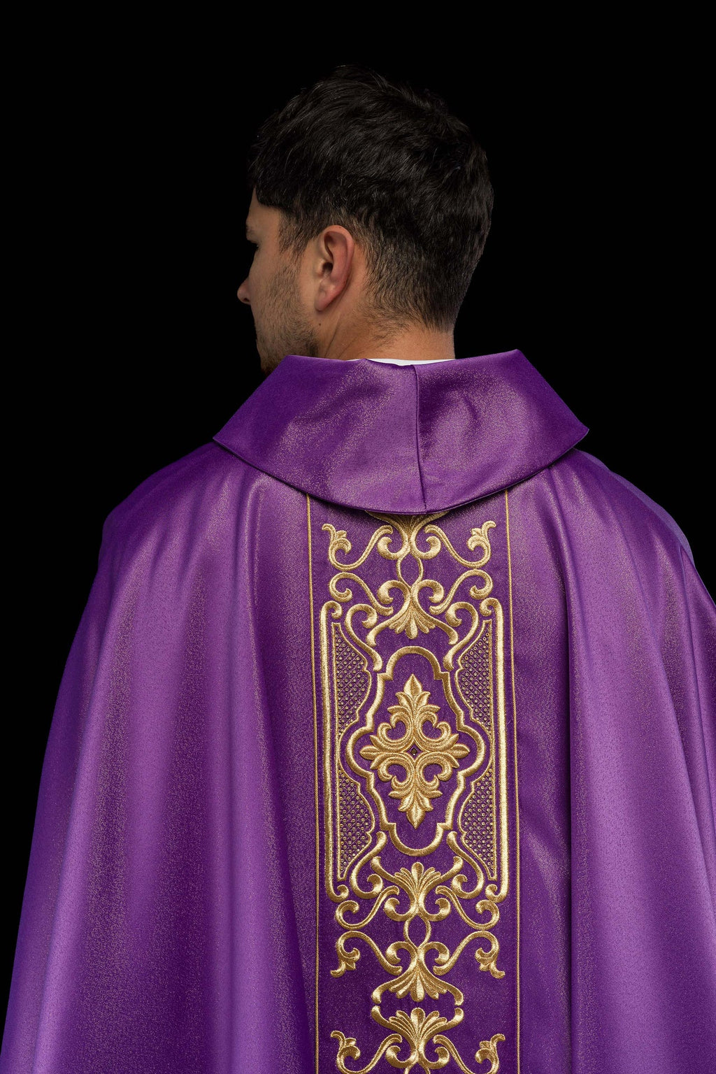 Fioletowy ornat bogato haftowany połyskujący - ORNATY.PL