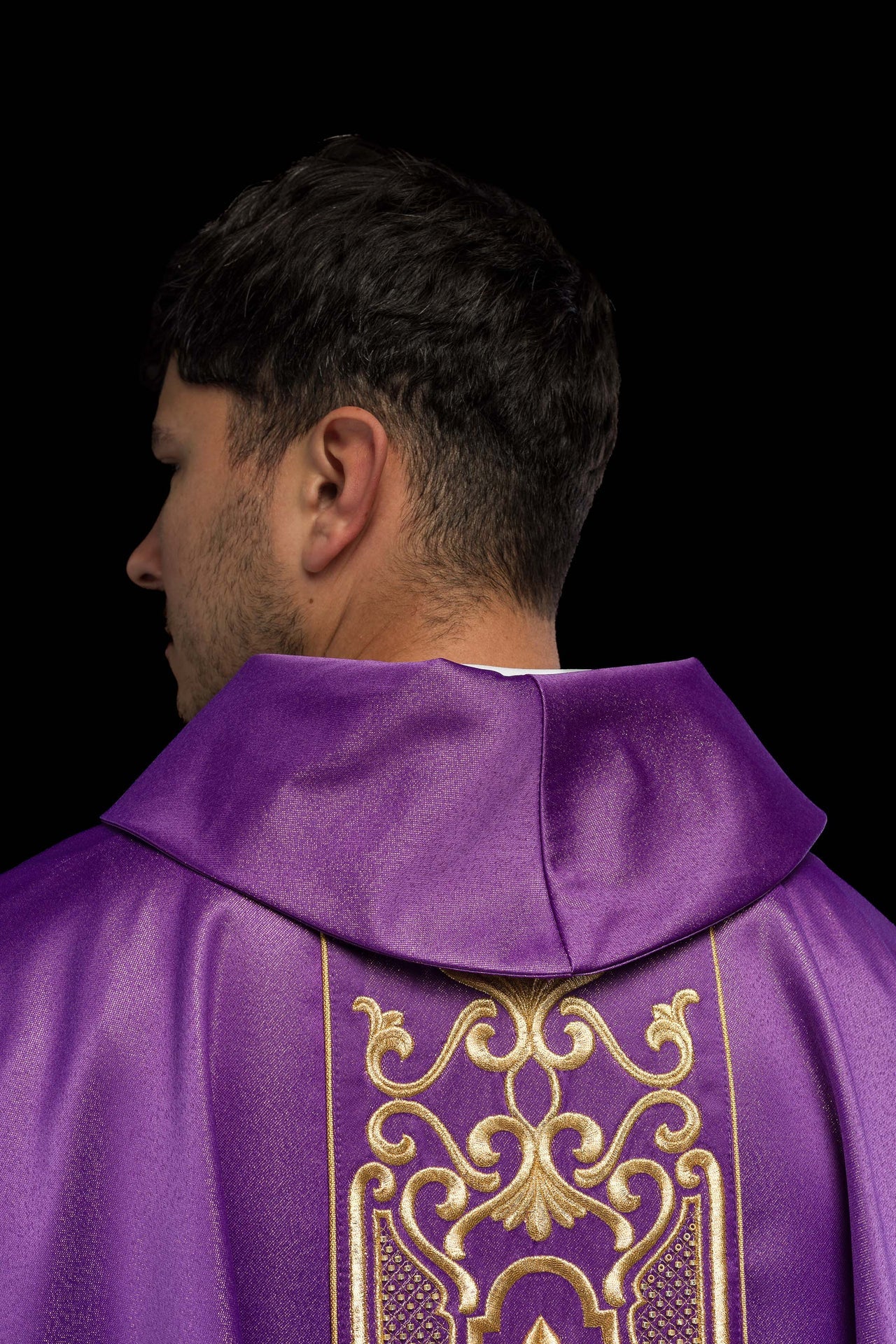 Fioletowy ornat bogato haftowany połyskujący - ORNATY.PL