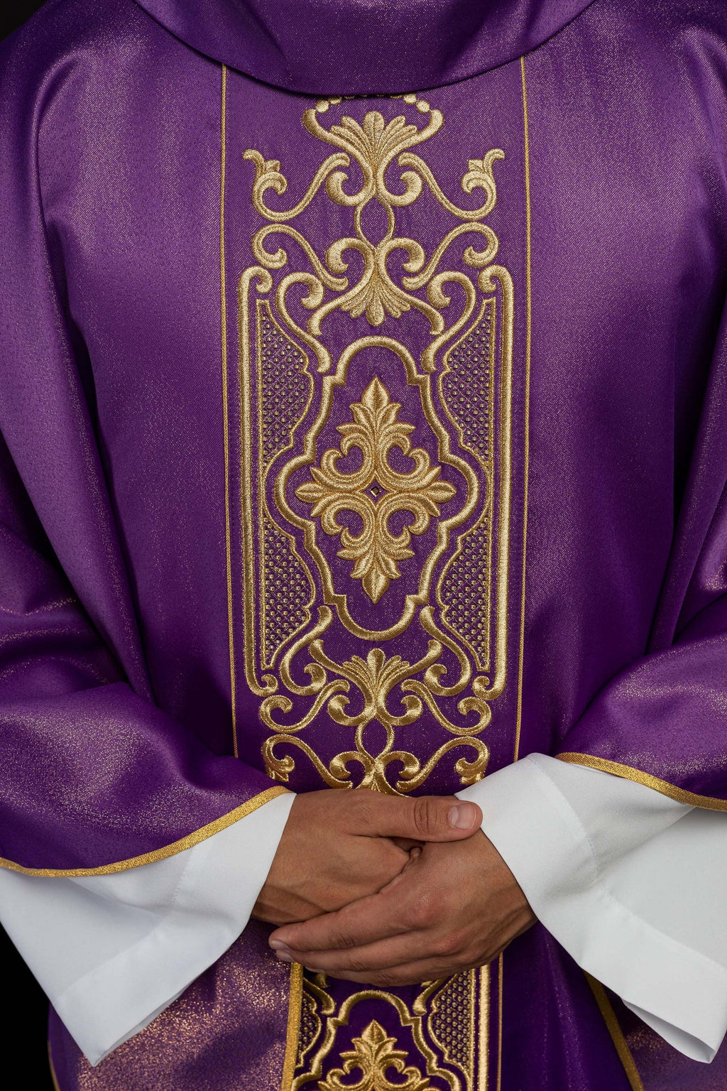 Fioletowy ornat bogato haftowany połyskujący - ORNATY.PL