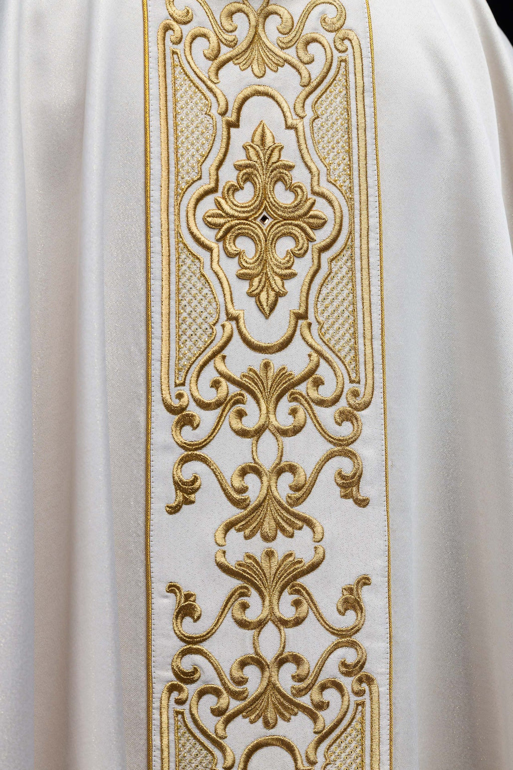 Chasuble en tissu scintillant avec riche broderie dorée sur la ceinture