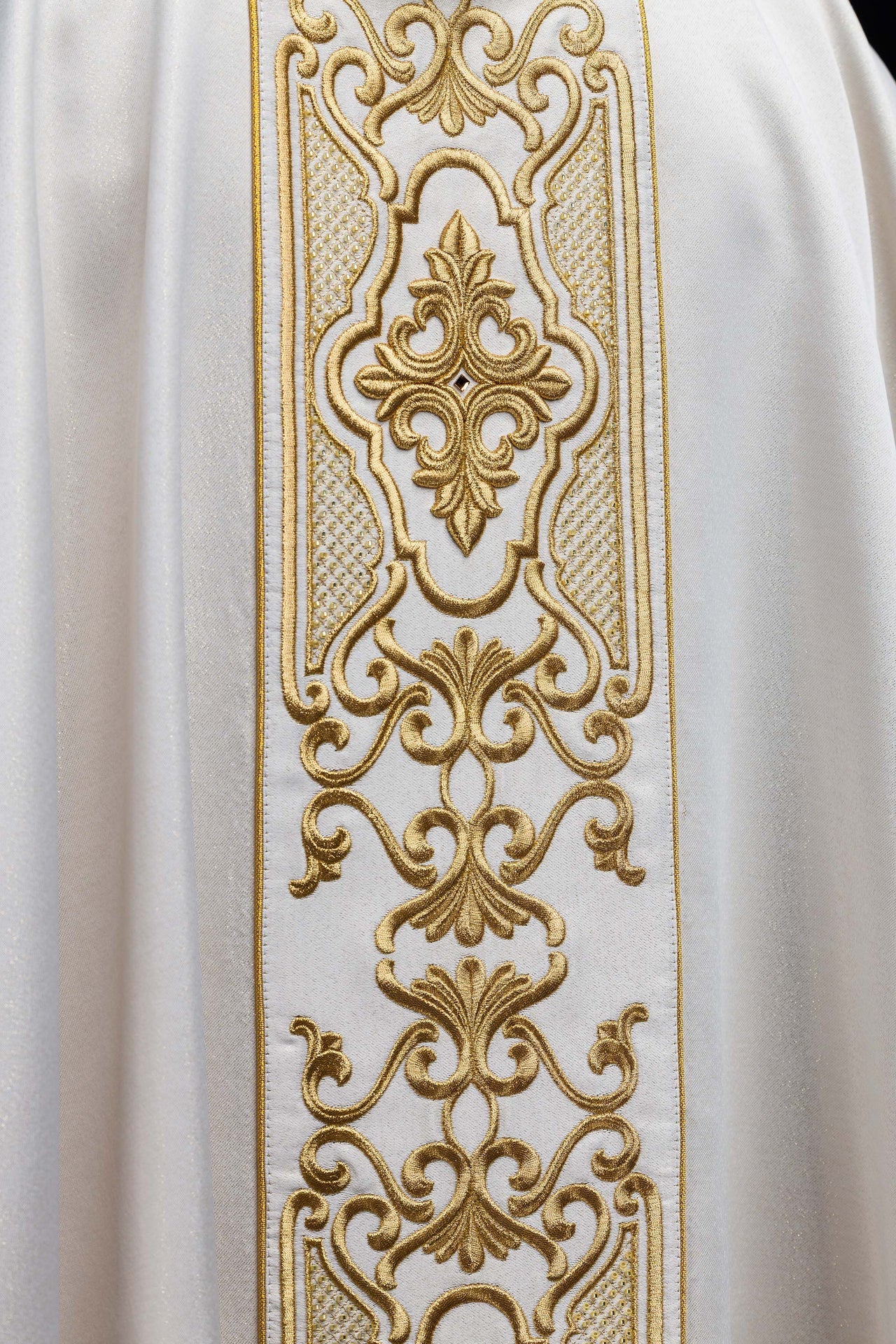 Chasuble en tissu scintillant avec riche broderie dorée sur la ceinture
