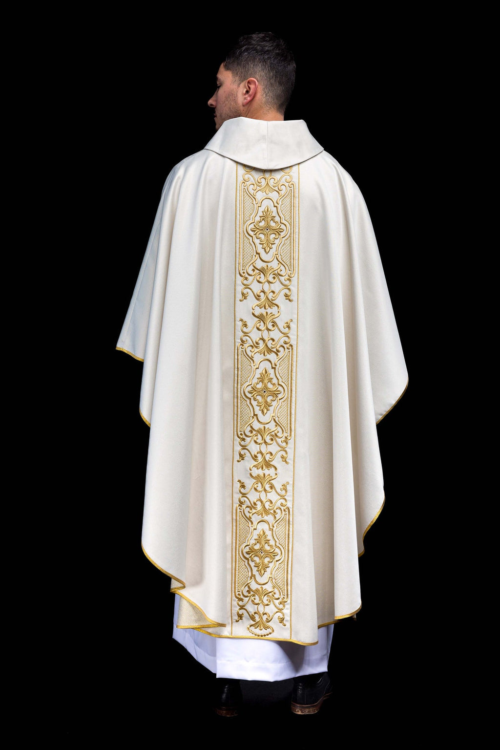 Chasuble en tissu scintillant avec riche broderie dorée sur la ceinture