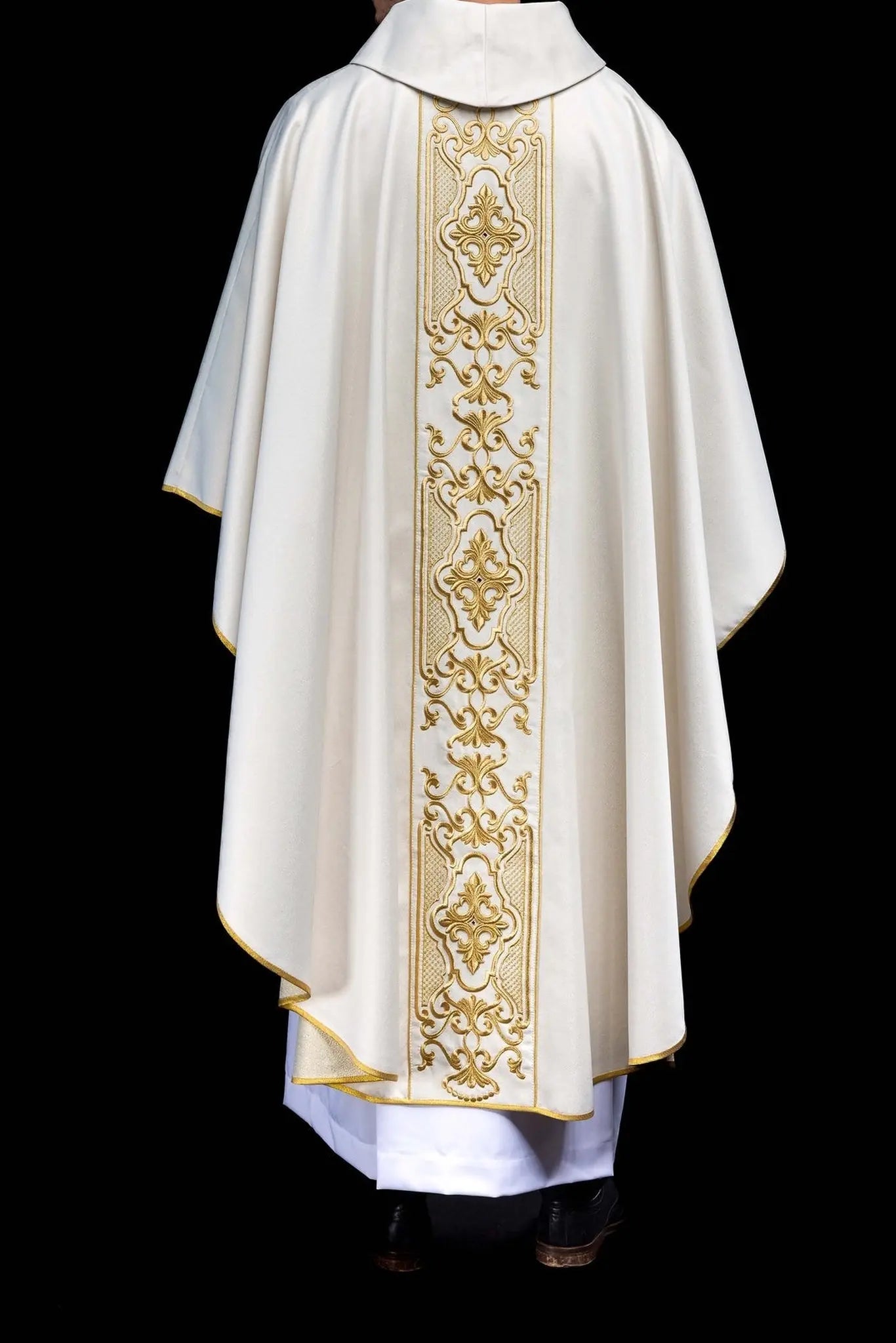 Chasuble en tissu scintillant avec riche broderie dorée sur la ceinture