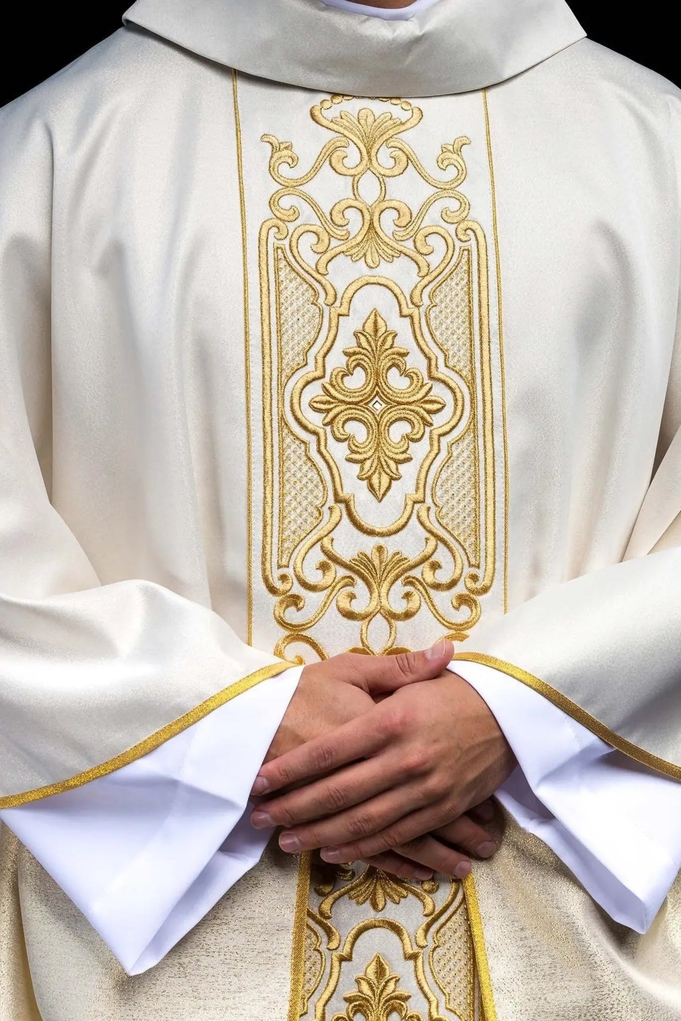 Chasuble en tissu scintillant avec riche broderie dorée sur la ceinture
