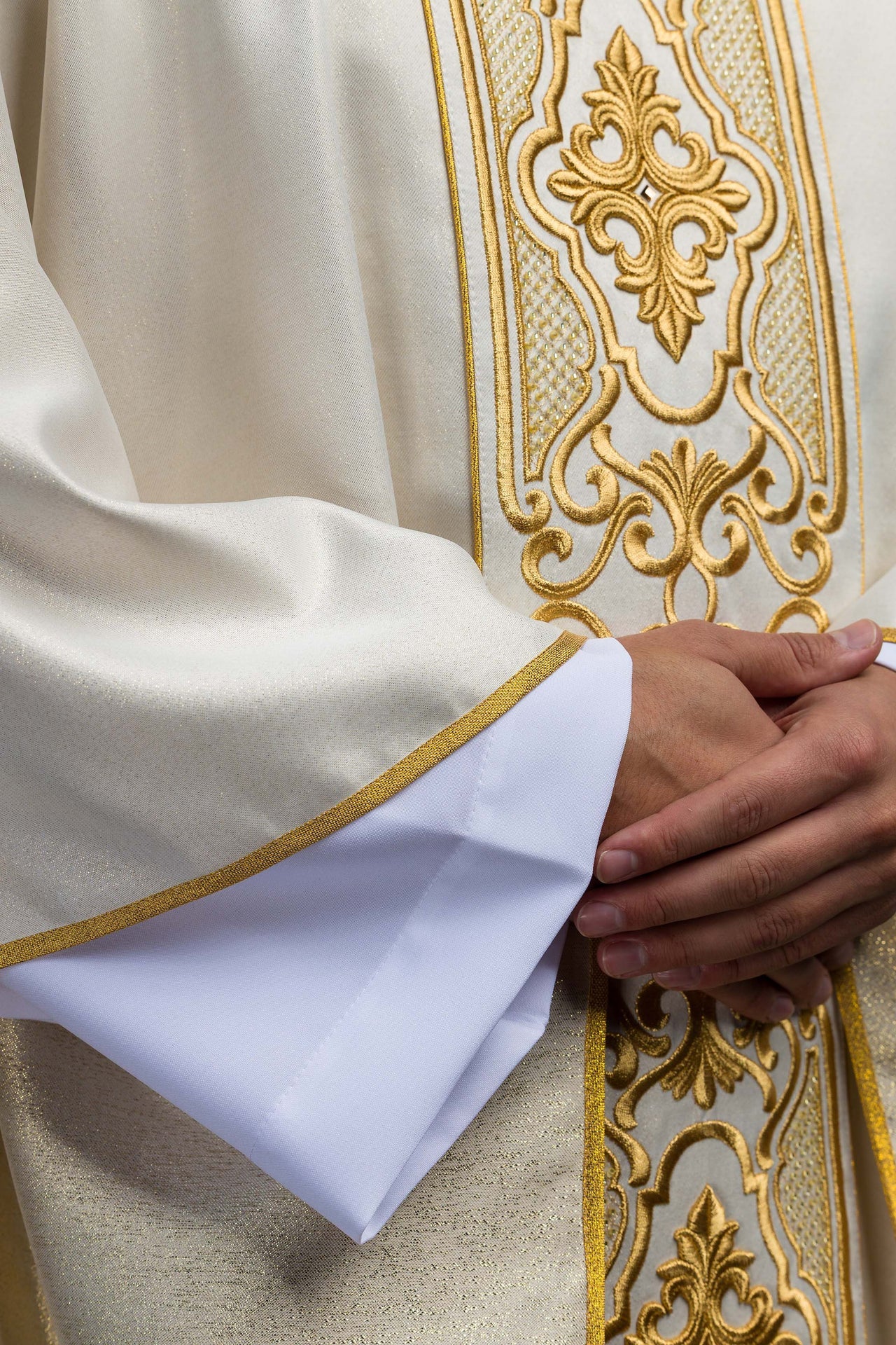 Chasuble en tissu scintillant avec riche broderie dorée sur la ceinture