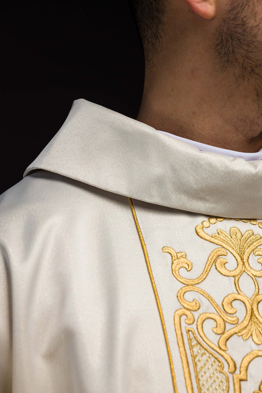 Chasuble en tissu scintillant avec riche broderie dorée sur la ceinture