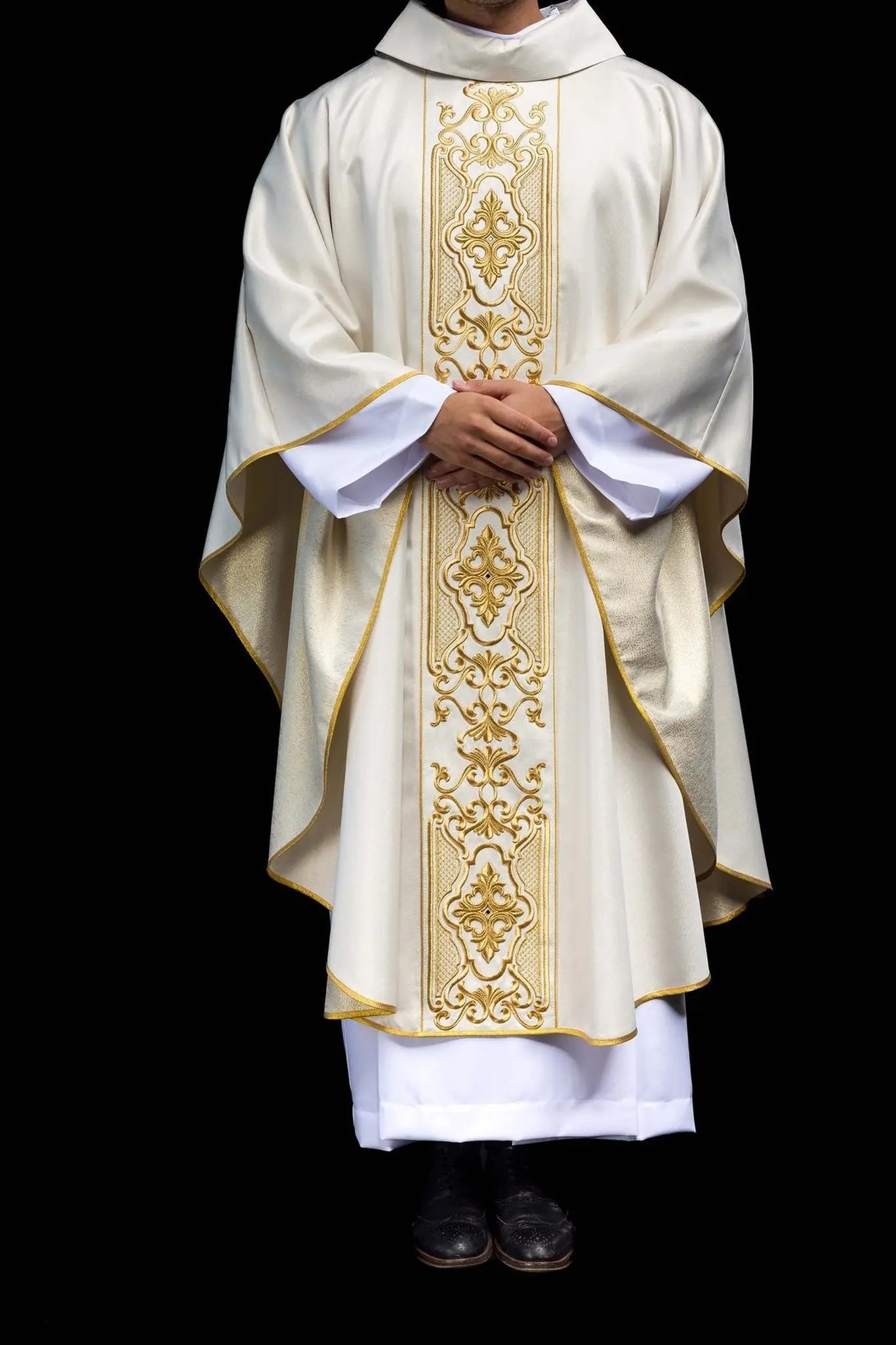Chasuble en tissu scintillant avec riche broderie dorée sur la ceinture