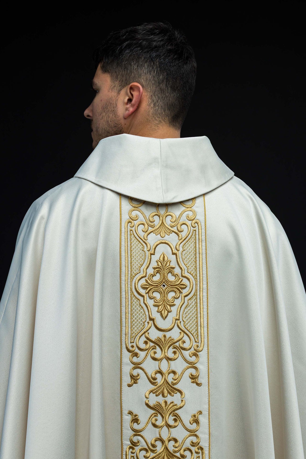 Chasuble en tissu scintillant avec riche broderie dorée sur la ceinture