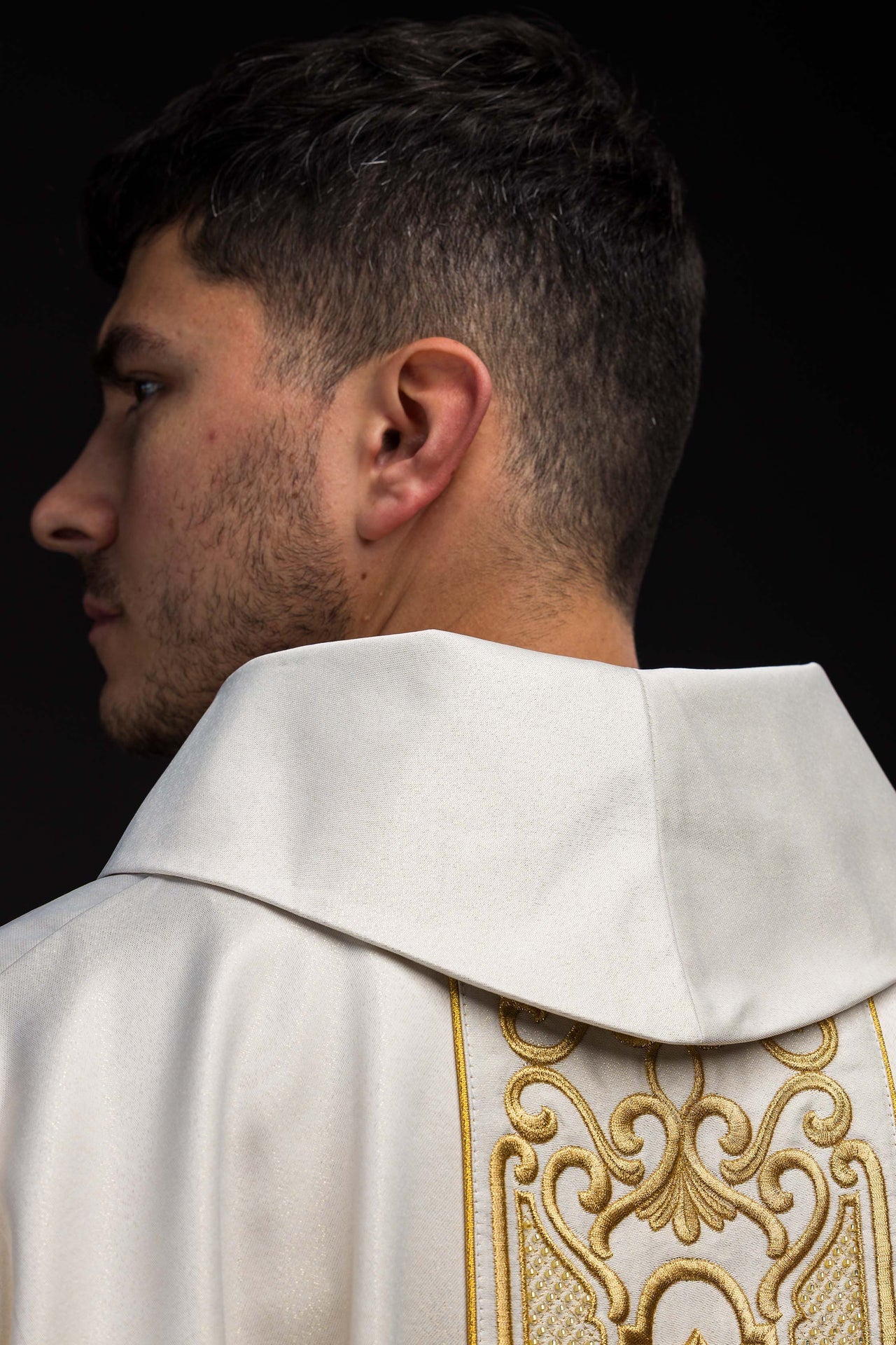 Chasuble en tissu scintillant avec riche broderie dorée sur la ceinture