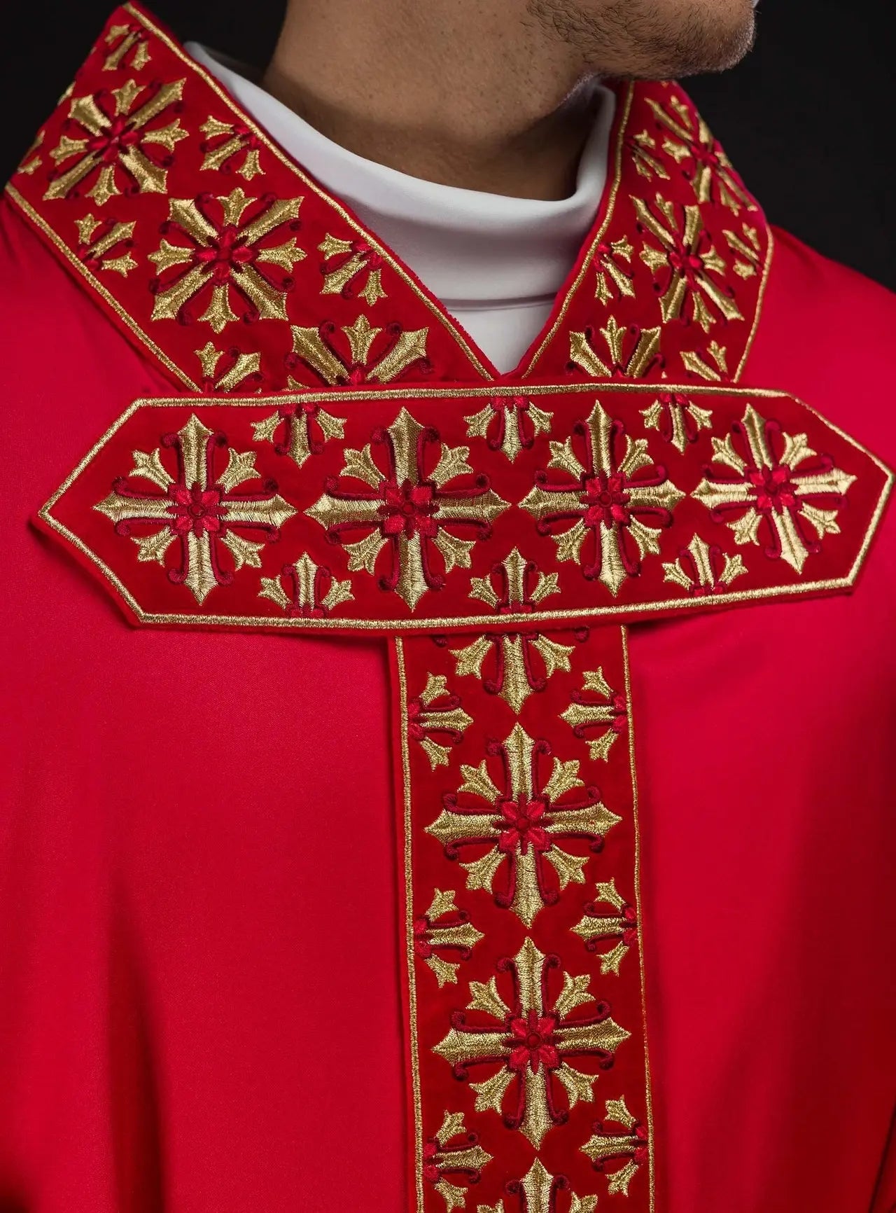 Chasuble avec broderie rouge brillante