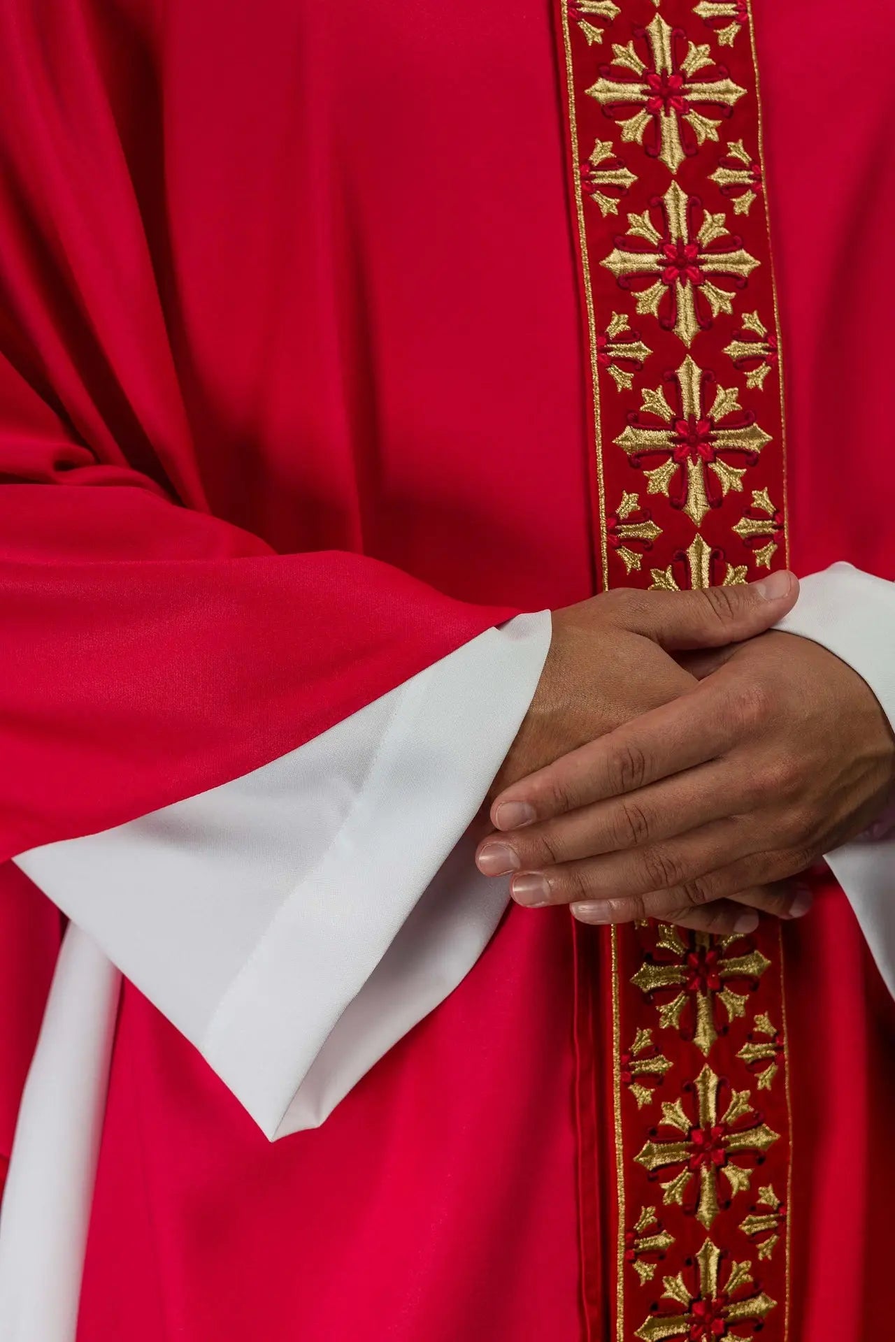 Chasuble avec broderie rouge brillante