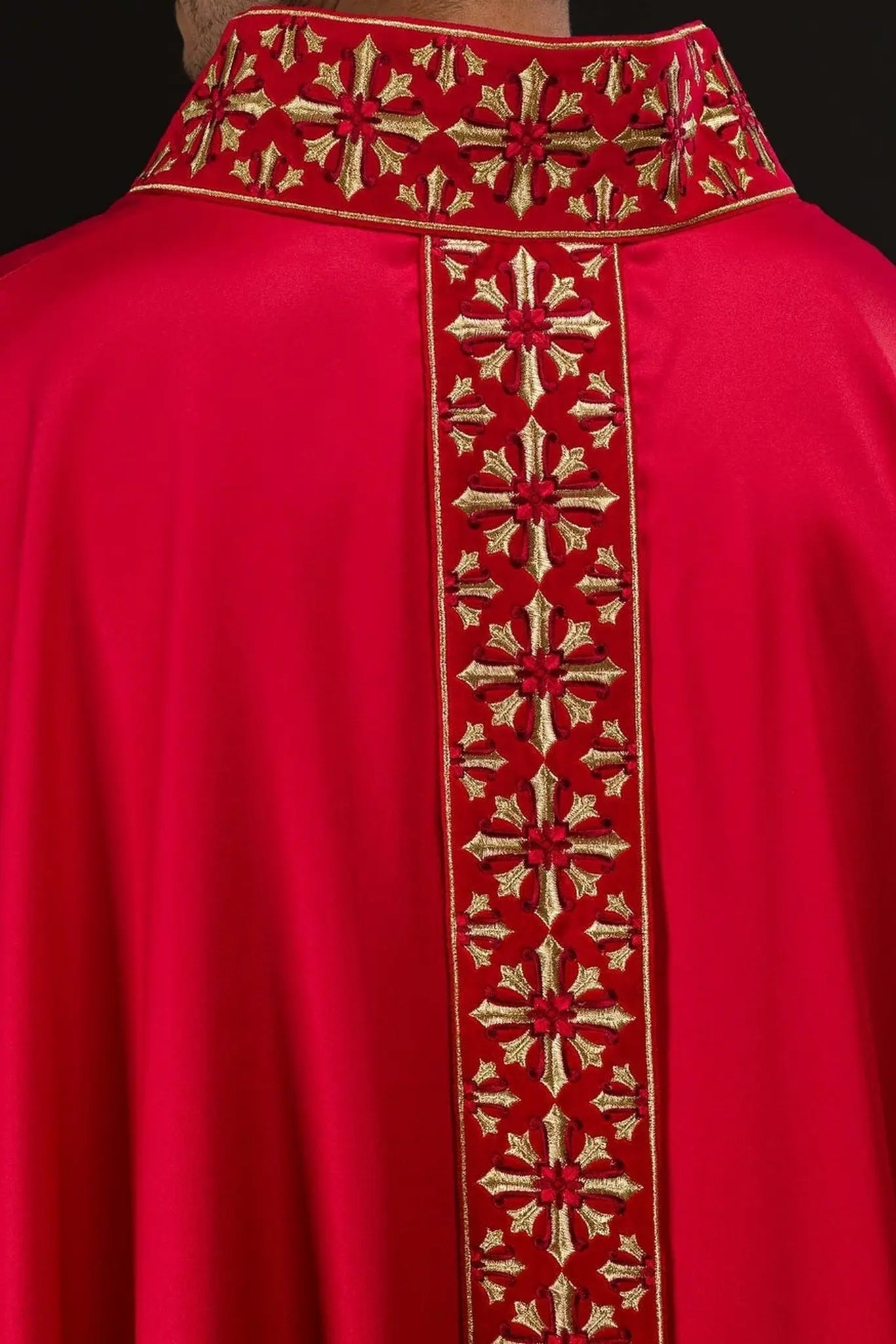 Chasuble avec broderie rouge brillante