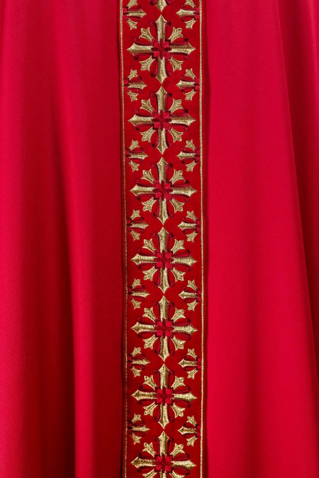 Chasuble avec broderie rouge brillante