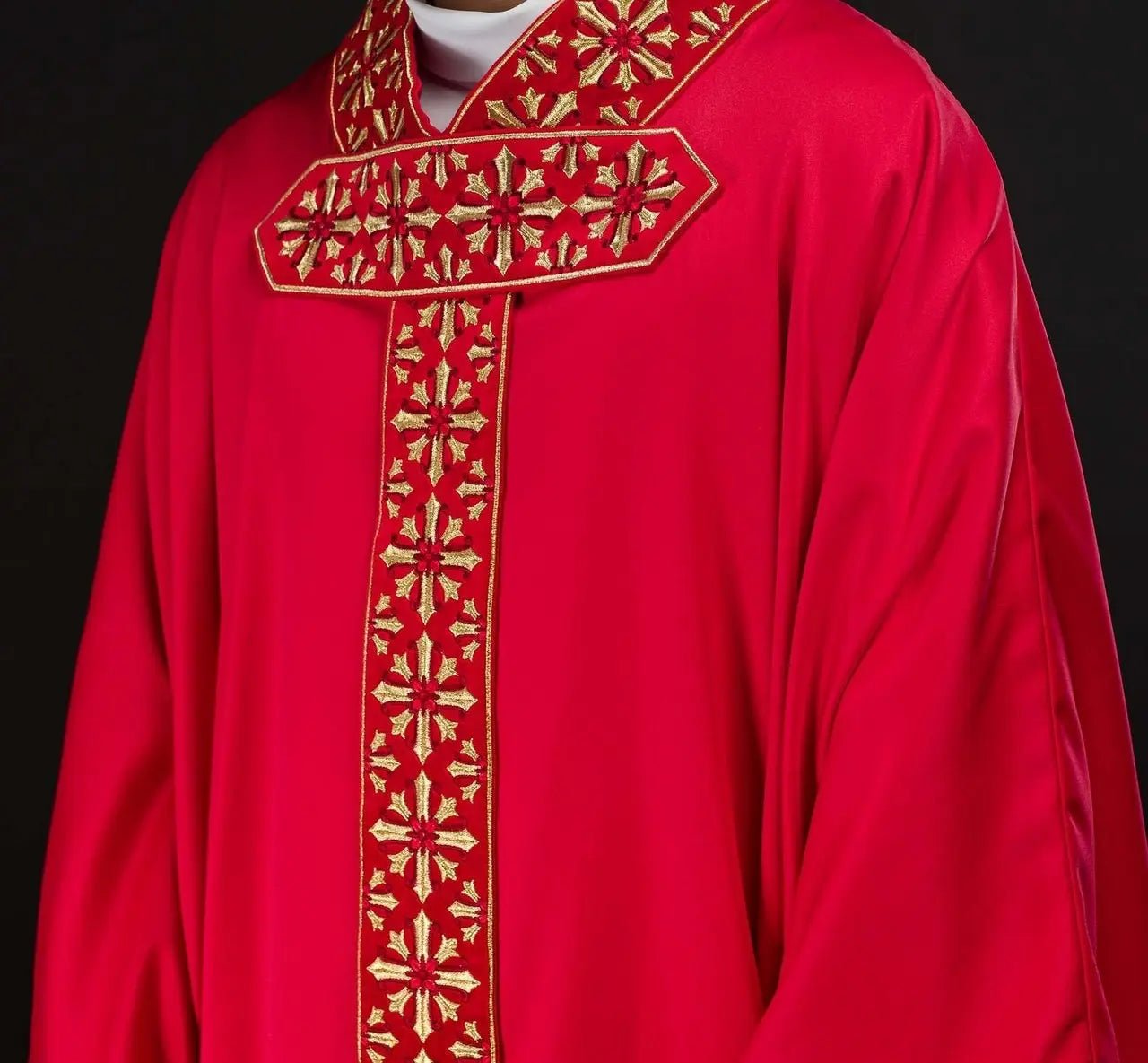 Chasuble avec broderie rouge brillante