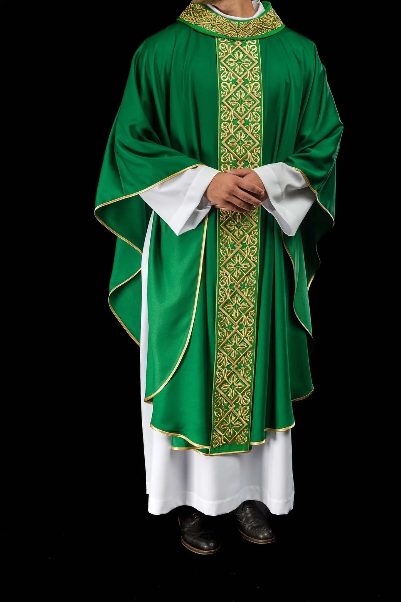Chasuble richement brodée motif floral avec croix Vert
