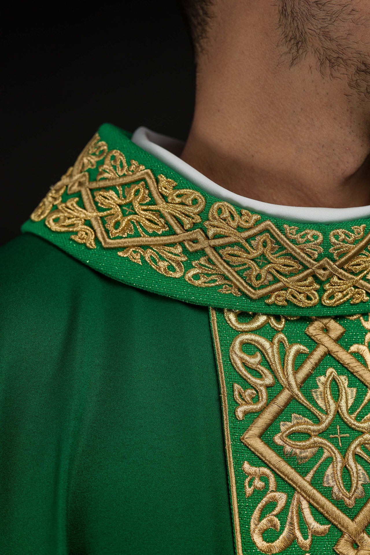 Ornat bogato haftowany motyw florystyczny z krzyżami Zielony - ORNATY.PL