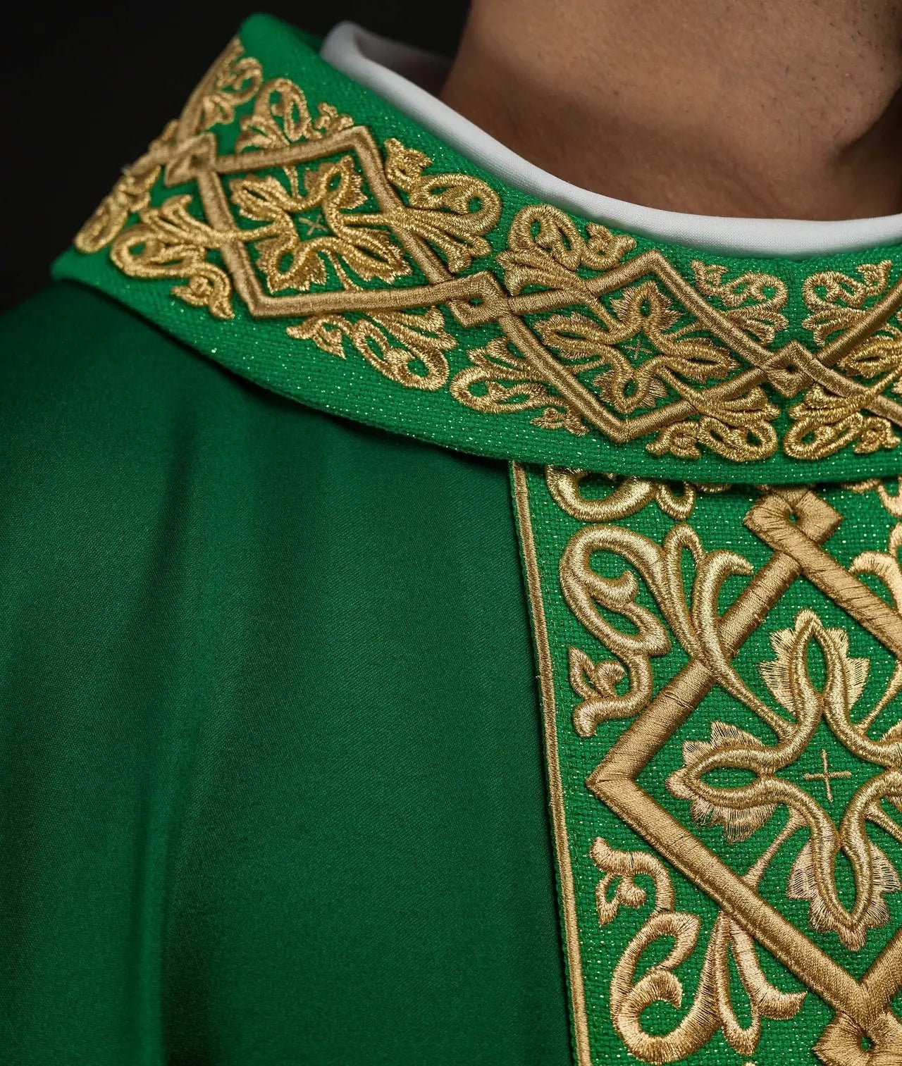 Chasuble richement brodée motif floral avec croix Vert