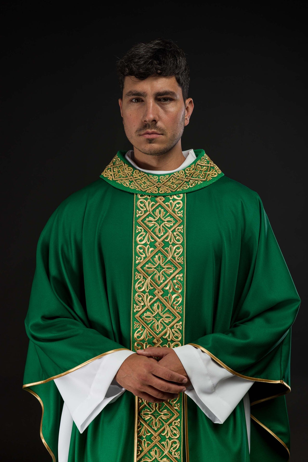 Ornat bogato haftowany motyw florystyczny z krzyżami Zielony - ORNATY.PL