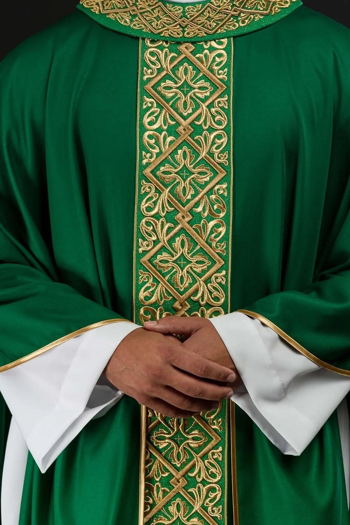Chasuble richement brodée motif floral avec croix Vert