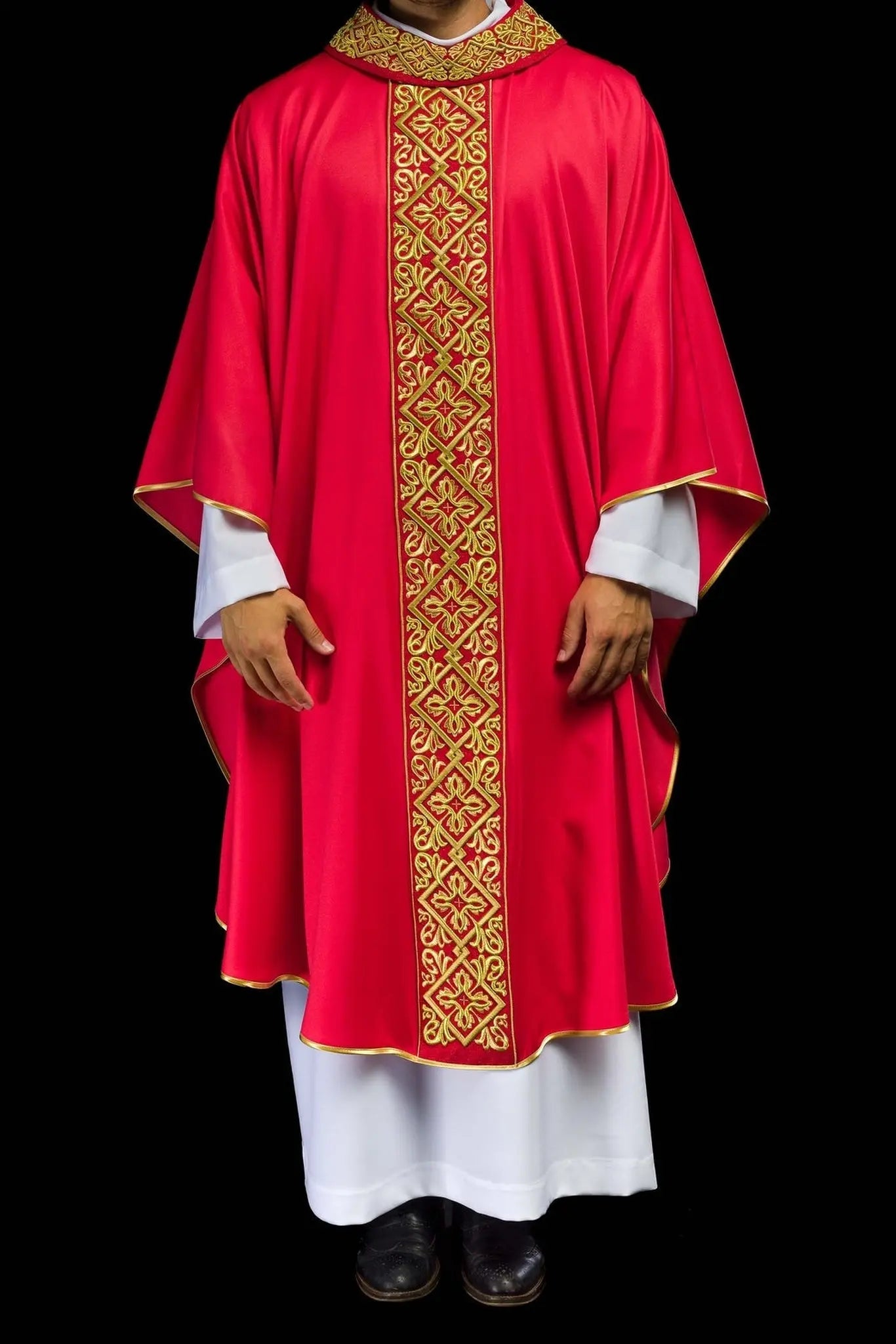 Chasuble richement brodée motif floral avec croix Rouge