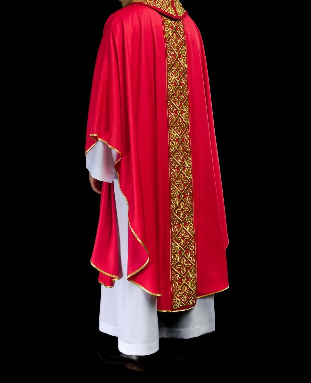 Chasuble richement brodée motif floral avec croix Rouge