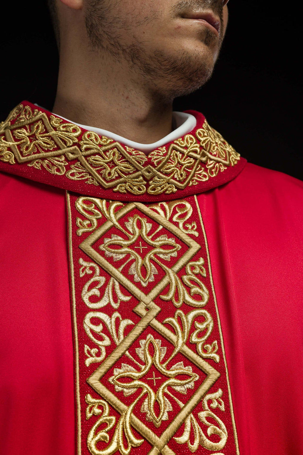 Ornat bogato haftowany motyw florystyczny z krzyżami Czerwony - ORNATY.PL