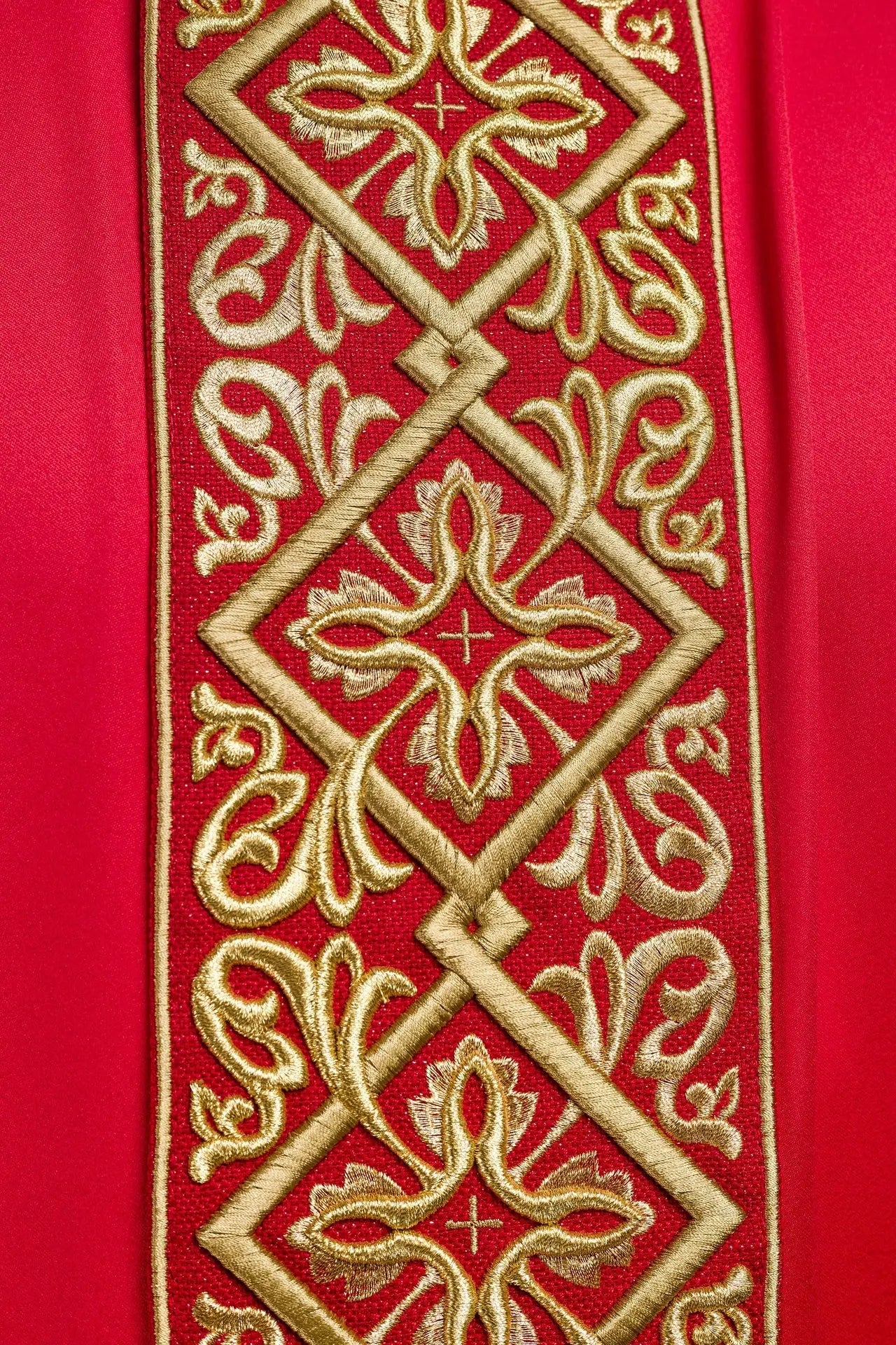 Chasuble richement brodée motif floral avec croix Rouge