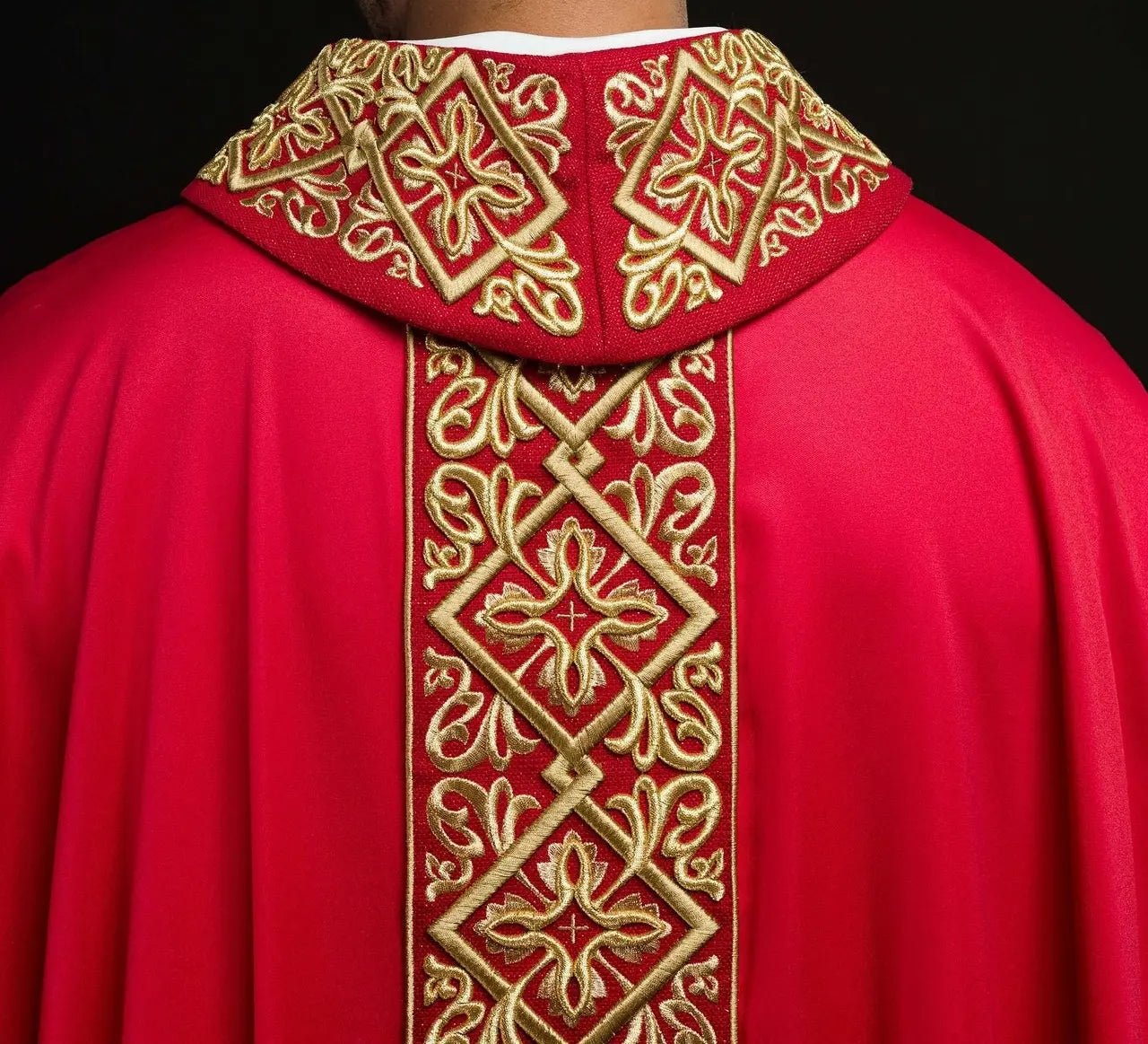 Chasuble richement brodée motif floral avec croix Rouge