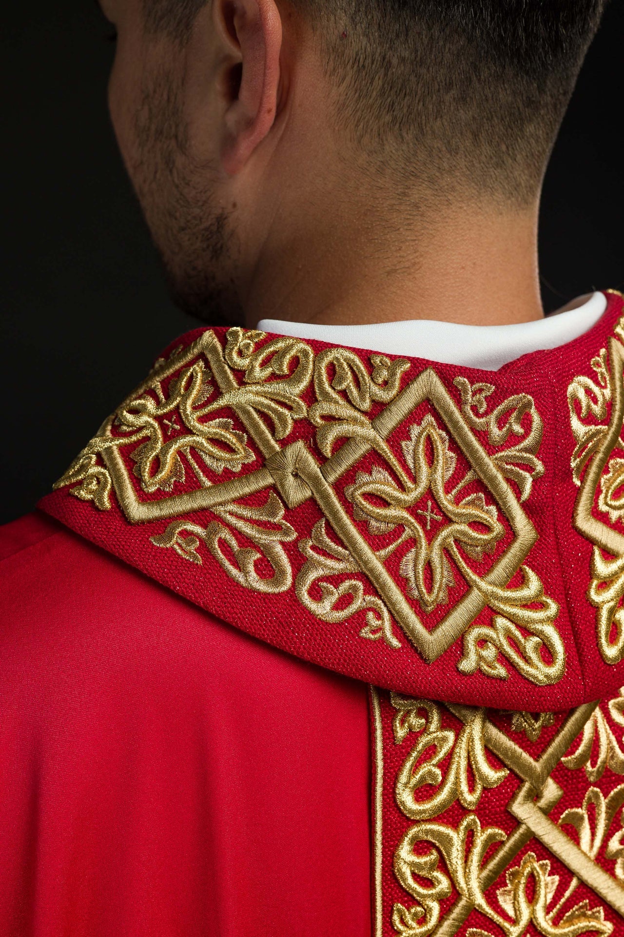 Ornat bogato haftowany motyw florystyczny z krzyżami Czerwony - ORNATY.PL