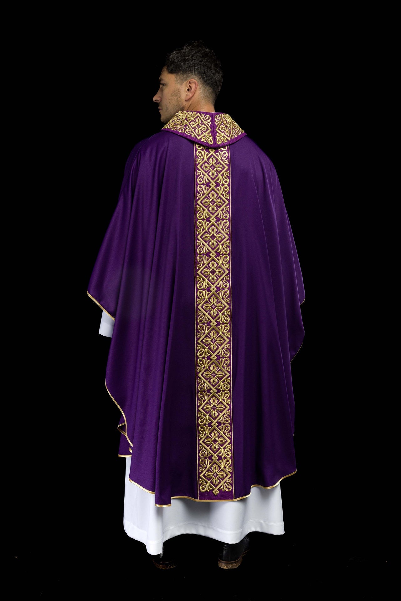 Ornat bogato haftowany motyw florystyczny z krzyżami Fioletowy - ORNATY.PL