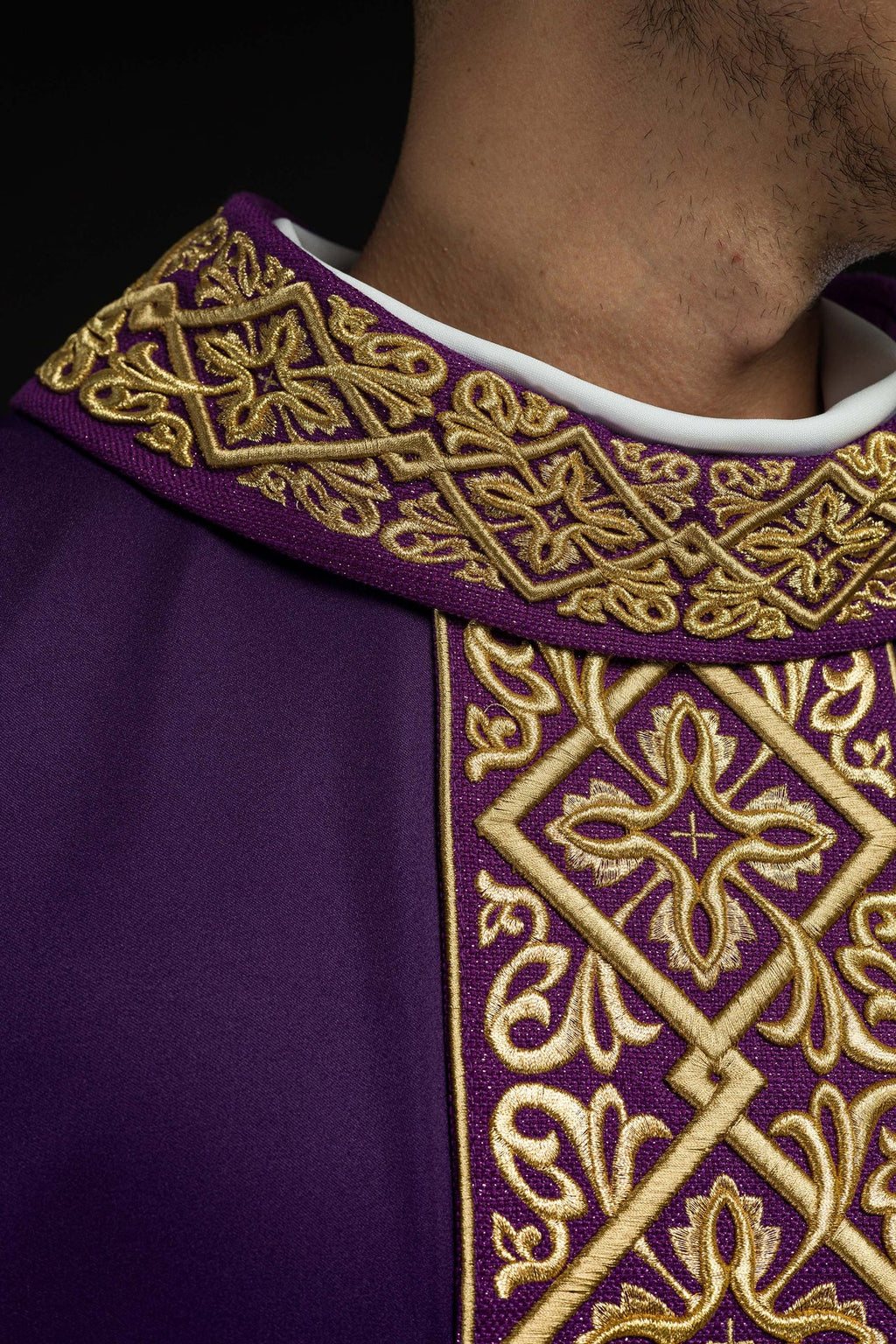 Ornat bogato haftowany motyw florystyczny z krzyżami Fioletowy - ORNATY.PL