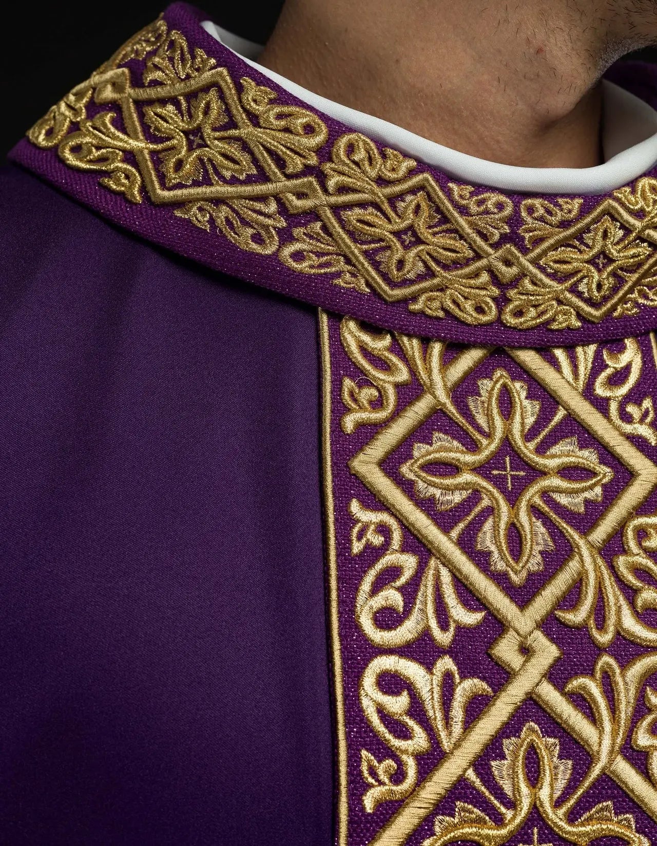 Chasuble richly embroidered Purple