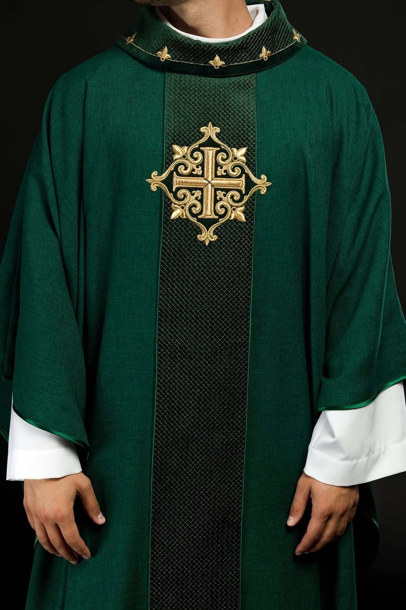 Chasuble brodée sur velours avec le symbole de la Croix Verte