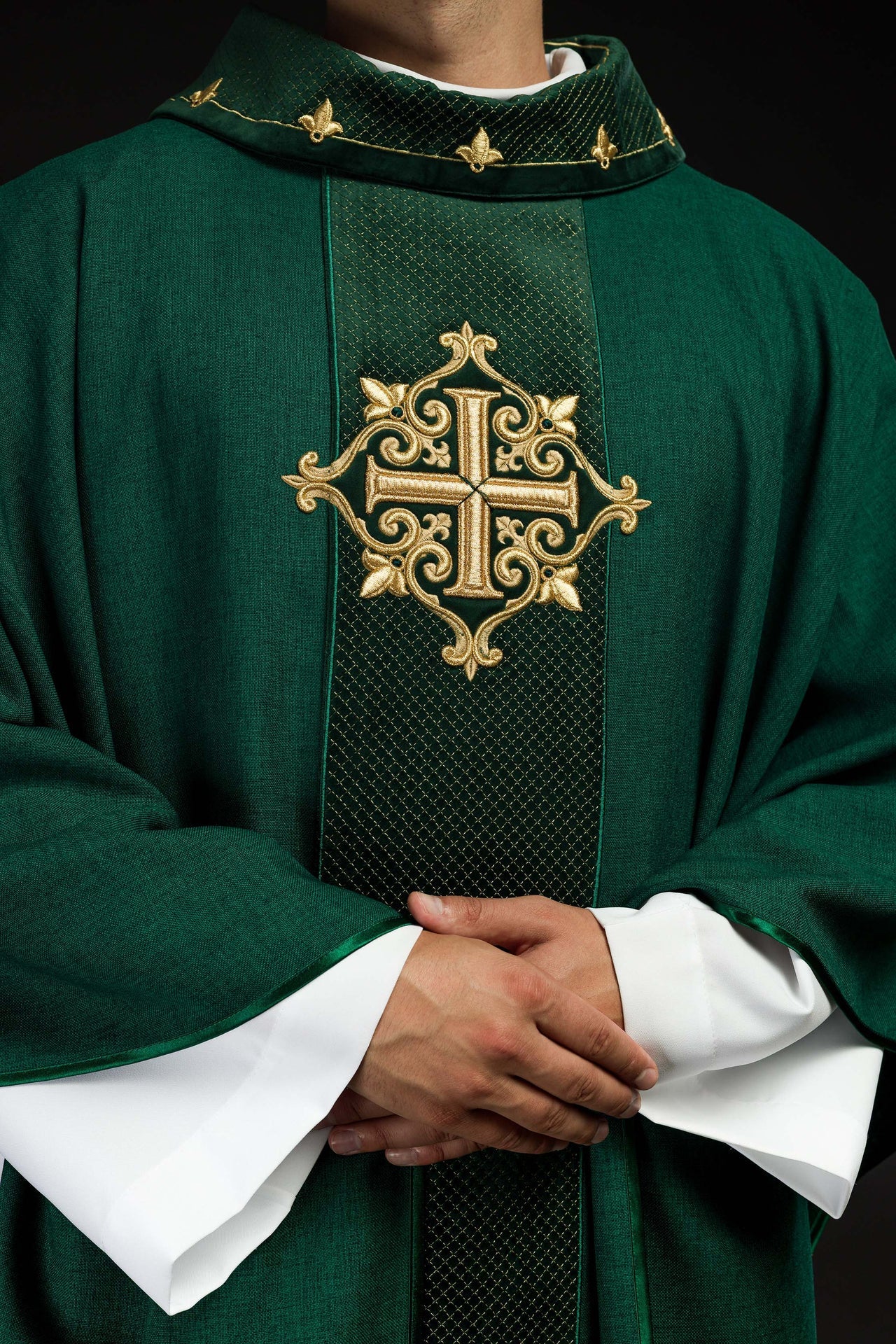 Ornat haftowany na aksamicie z symbolem Krzyż Zielony - ORNATY.PL